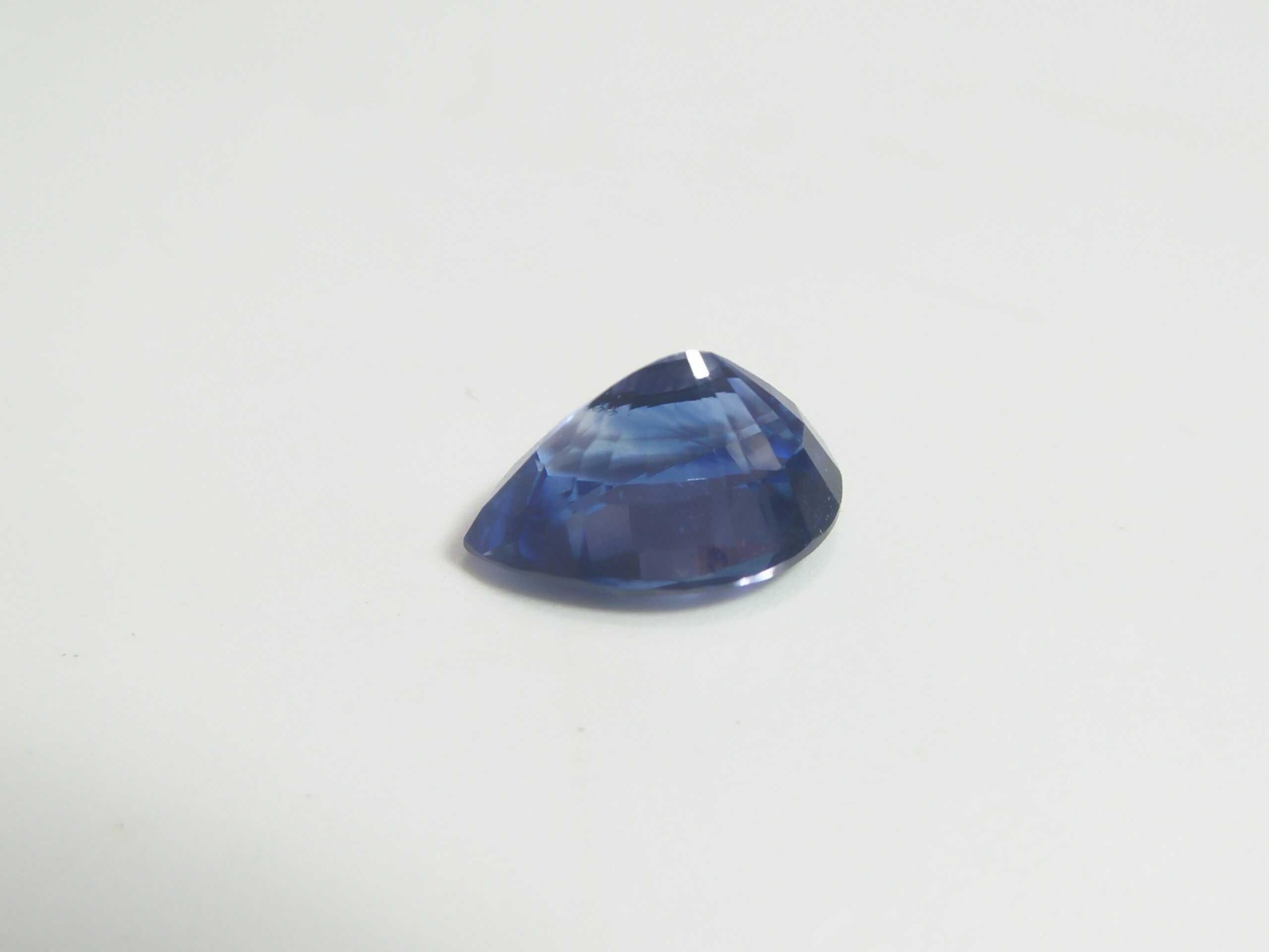 Ceylon Natural Cornflower Blue Sapphire Colour : Blue "Cornflower Blue" Shape : Pear Weight : 2.56 CTS Dimension : 9.7 x 6.9 x 5.3 mm Treatment : Heated Clarity : SI • CSL - Colored Stone Laboratory Certified ( GIA Alumina Association Member ) • CSL Memo No : F71941ACFEEO 蓝宝石 ( 矢車菊) 重量 : 2.56卡拉 尺寸 : 9.7 x 6.9 x 5.3 mm 颜色 : 蓝色 ( 矢車菊) 透明 : 好透明 形状 : 梨形 治療:加熱 清晰度 : SI