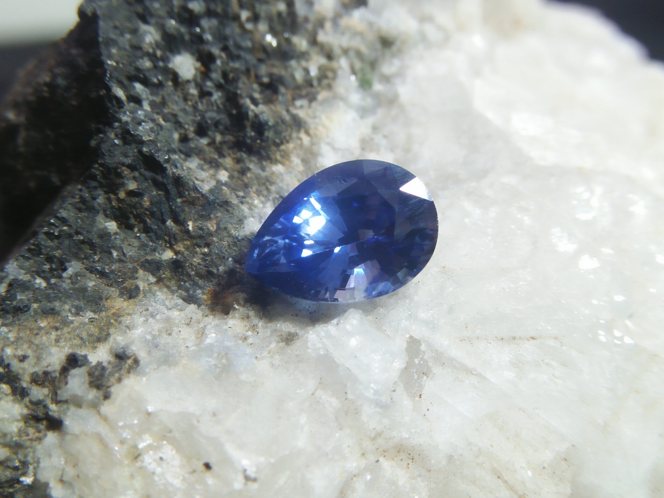Ceylon Natural Cornflower Blue Sapphire Colour : Blue "Cornflower Blue" Shape : Pear Weight : 2.56 CTS Dimension : 9.7 x 6.9 x 5.3 mm Treatment : Heated Clarity : SI • CSL - Colored Stone Laboratory Certified ( GIA Alumina Association Member ) • CSL Memo No : F71941ACFEEO 蓝宝石 ( 矢車菊) 重量 : 2.56卡拉 尺寸 : 9.7 x 6.9 x 5.3 mm 颜色 : 蓝色 ( 矢車菊) 透明 : 好透明 形状 : 梨形 治療:加熱 清晰度 : SI