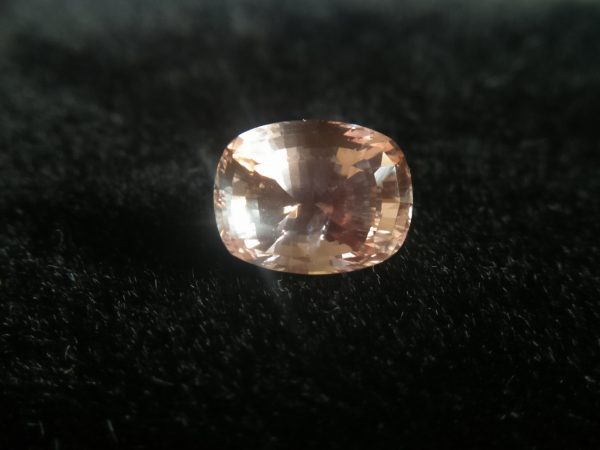 Ceylon Natural Peach Sapphire Colour : Yellowish Pink "Peach Color" Shape : Cushion Weight : 2.82 CTS Dimension : 8.6 x 6.7 x 5.7 mm Treatment : Heated Clarity : I • CSL - Colored Stone Laboratory Certified ( GIA Alumina Association Member ) • CSL Memo No : DA4EBF204486 桃色的蓝宝石 重量 : 2.82卡拉 尺寸 : 8.6 x 6.7 x 5.7 mm 颜色 : 桃色 透明 : 好透明 形状 : 垫形 治療:加熱 清晰度 : I