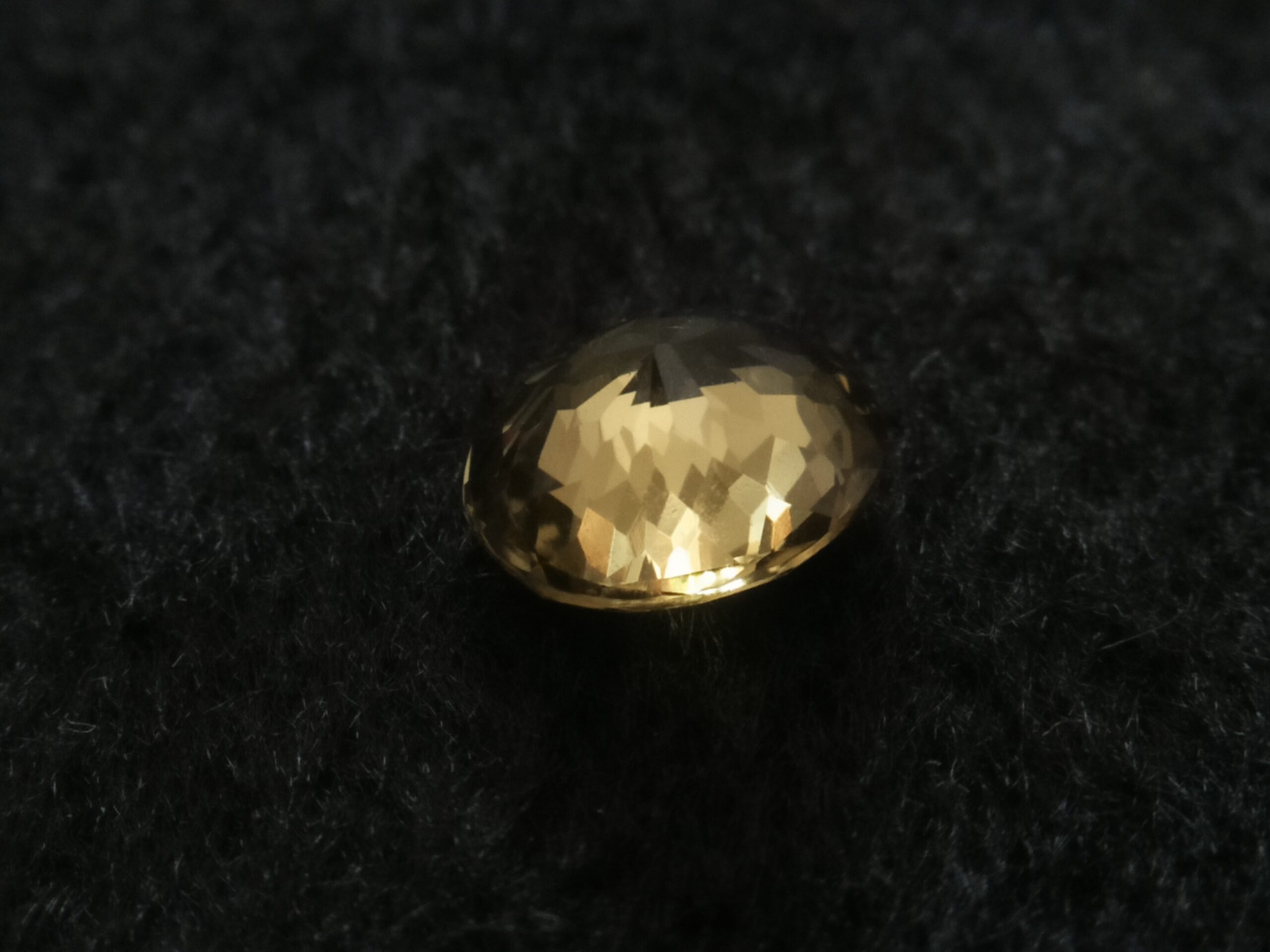 Ceylon Natural Crysoberyl Colour : Yellowish Green Shape : Oval Weight : 1.97 Cts Dimension : 8.6 x 7.2 x 4.3 mm Treatment : Unheated Clarity : VS • CSL - Colored Stone Laboratory Certified ( GIA Alumina Association Member ) • CSL Memo No : F1F36EBE5F61 绿色 金绿玉 ( 金绿宝石 ) 重量 : 1.97卡拉 尺寸 : 8.6 x 7.2 x 4.3 mm 颜色 : 绿色 透明 : 好透明 形状 : 椭圆形 治療 : 没有加熱 清晰度 : VS