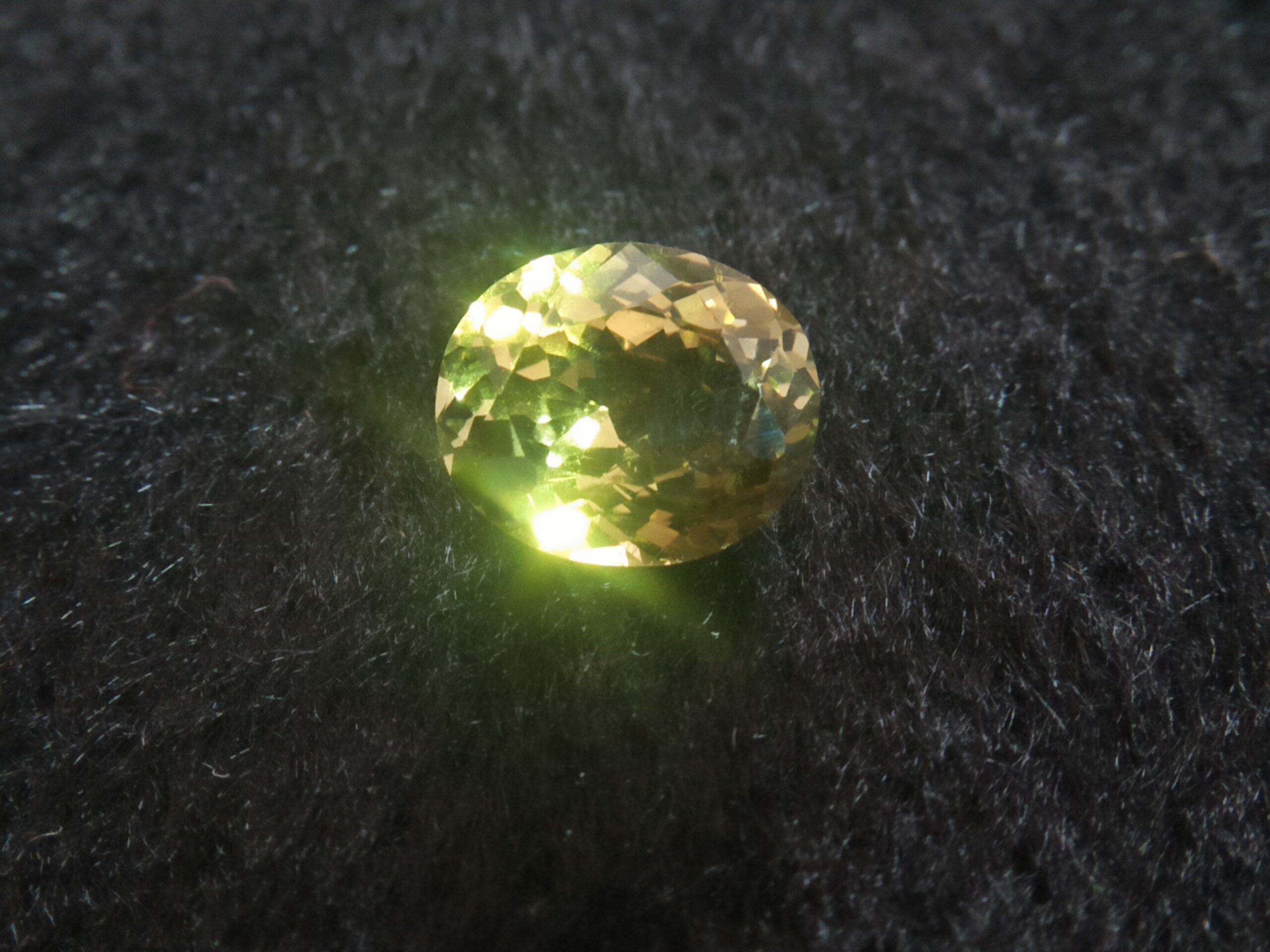 Ceylon Natural Crysoberyl Colour : Yellowish Green Shape : Oval Weight : 1.97 Cts Dimension : 8.6 x 7.2 x 4.3 mm Treatment : Unheated Clarity : VS • CSL - Colored Stone Laboratory Certified ( GIA Alumina Association Member ) • CSL Memo No : F1F36EBE5F61 绿色 金绿玉 ( 金绿宝石 ) 重量 : 1.97卡拉 尺寸 : 8.6 x 7.2 x 4.3 mm 颜色 : 绿色 透明 : 好透明 形状 : 椭圆形 治療 : 没有加熱 清晰度 : VS