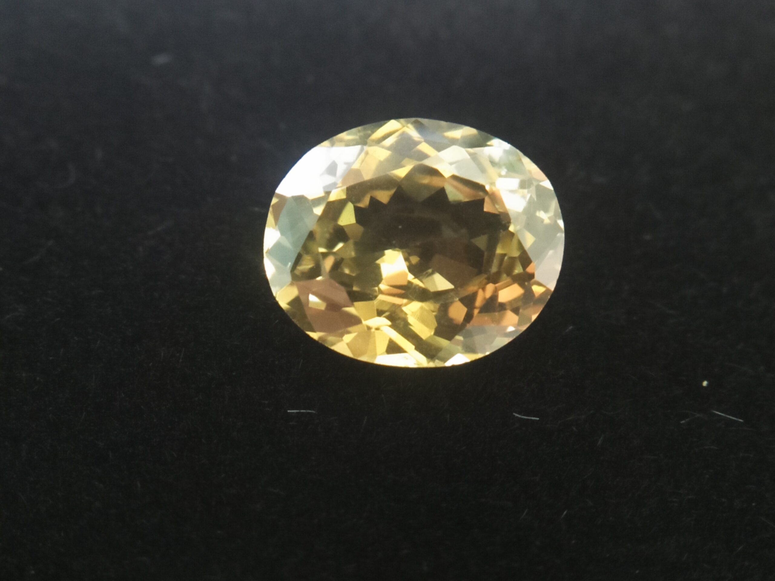 Ceylon Natural Crysoberyl Colour : Yellowish Green Shape : Oval Weight : 1.97 Cts Dimension : 8.6 x 7.2 x 4.3 mm Treatment : Unheated Clarity : VS • CSL - Colored Stone Laboratory Certified ( GIA Alumina Association Member ) • CSL Memo No : F1F36EBE5F61 绿色 金绿玉 ( 金绿宝石 ) 重量 : 1.97卡拉 尺寸 : 8.6 x 7.2 x 4.3 mm 颜色 : 绿色 透明 : 好透明 形状 : 椭圆形 治療 : 没有加熱 清晰度 : VS