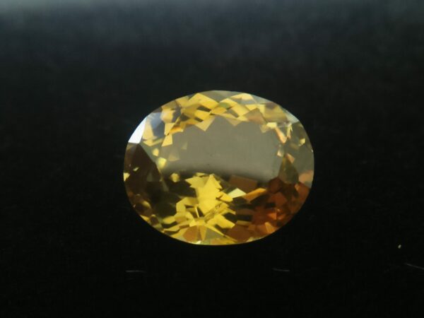 Ceylon Natural Crysoberyl Colour : Yellowish Green Shape : Oval Weight : 1.97 Cts Dimension : 8.6 x 7.2 x 4.3 mm Treatment : Unheated Clarity : VS • CSL - Colored Stone Laboratory Certified ( GIA Alumina Association Member ) • CSL Memo No : F1F36EBE5F61 绿色 金绿玉 ( 金绿宝石 ) 重量 : 1.97卡拉 尺寸 : 8.6 x 7.2 x 4.3 mm 颜色 : 绿色 透明 : 好透明 形状 : 椭圆形 治療 : 没有加熱 清晰度 : VS