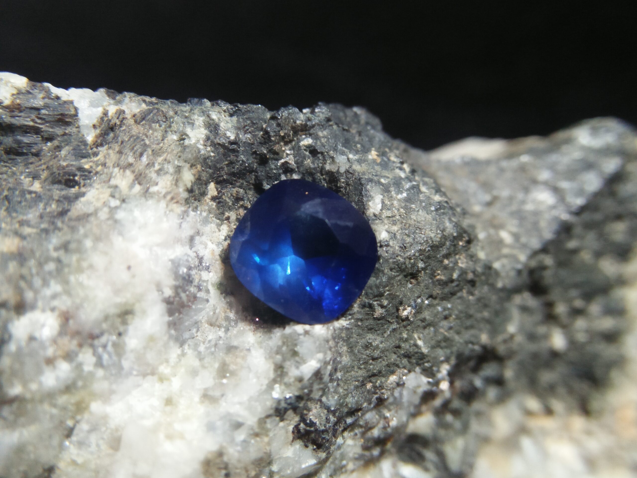 NATURAL BLUE SAPPHIRE Colour : Vivid Blue Shape : Cushion Weight : 1.02 CTS Dimension : 6.5 x 6.1 x 3.4 mm Treatment : Heated Clarity : SI • CSL - Colored Stone Laboratory Certified ( GIA Alumni Association Member ) • CSL Memo No : EFDE93792350 蓝宝石 重量 : 1.02 卡拉 尺寸 : 6.5 x 6.1 x 3.4 mm 颜色 : 蓝色 透明 : 好透明 形状 : 垫形 治療:加熱 清晰度 : SI