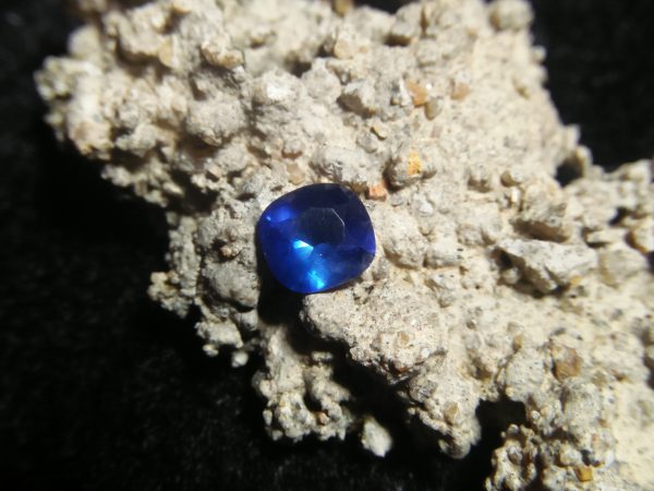 NATURAL BLUE SAPPHIRE Colour : Vivid Blue Shape : Cushion Weight : 1.02 CTS Dimension : 6.5 x 6.1 x 3.4 mm Treatment : Heated Clarity : SI • CSL - Colored Stone Laboratory Certified ( GIA Alumina Association Member ) • CSL Memo No : EFDE93792350 蓝宝石 重量 : 1.02 卡拉 尺寸 : 6.5 x 6.1 x 3.4 mm 颜色 : 蓝色 透明 : 好透明 形状 : 垫形 治療:加熱 清晰度 : SI