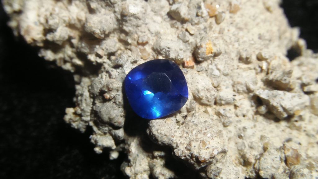 NATURAL BLUE SAPPHIRE Colour : Vivid Blue Shape : Cushion Weight : 1.02 CTS Dimension : 6.5 x 6.1 x 3.4 mm Treatment : Heated Clarity : SI • CSL - Colored Stone Laboratory Certified ( GIA Alumni Association Member ) • CSL Memo No : EFDE93792350 蓝宝石 重量  : 1.02 卡拉  尺寸 : 6.5 x 6.1 x 3.4 mm 颜色 : 蓝色 透明 : 好透明  形状 : 垫形 治療：加熱 清晰度 : SI