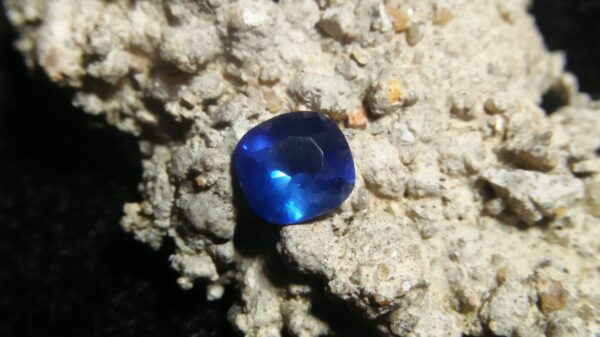 NATURAL BLUE SAPPHIRE Colour : Vivid Blue Shape : Cushion Weight : 1.02 CTS Dimension : 6.5 x 6.1 x 3.4 mm Treatment : Heated Clarity : SI • CSL - Colored Stone Laboratory Certified ( GIA Alumina Association Member ) • CSL Memo No : EFDE93792350 蓝宝石 重量  : 1.02 卡拉  尺寸 : 6.5 x 6.1 x 3.4 mm 颜色 : 蓝色 透明 : 好透明  形状 : 垫形 治療：加熱 清晰度 : SI