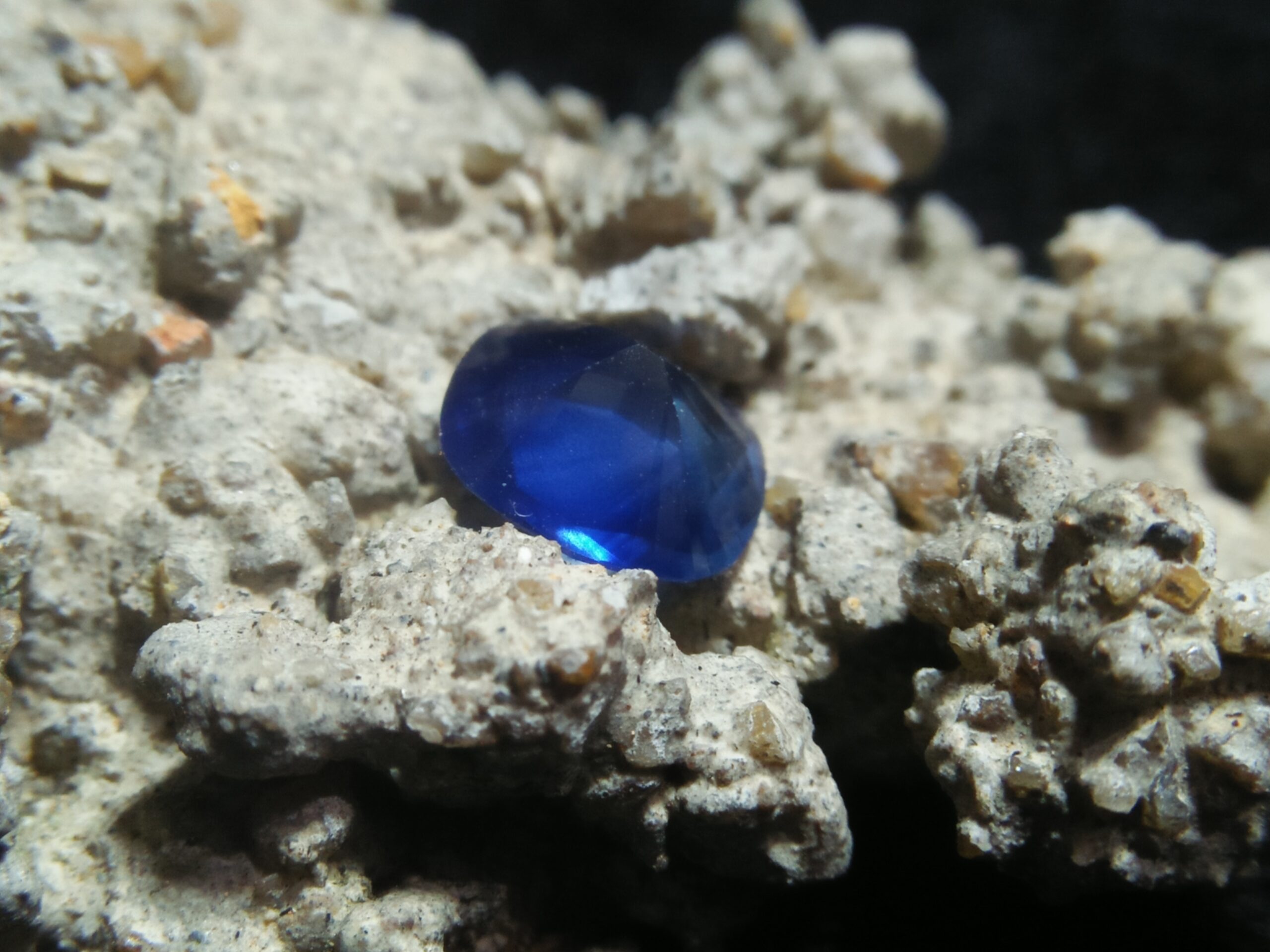 NATURAL BLUE SAPPHIRE Colour : Vivid Blue Shape : Cushion Weight : 1.02 CTS Dimension : 6.5 x 6.1 x 3.4 mm Treatment : Heated Clarity : SI • CSL - Colored Stone Laboratory Certified ( GIA Alumni Association Member ) • CSL Memo No : EFDE93792350 蓝宝石 重量 : 1.02 卡拉 尺寸 : 6.5 x 6.1 x 3.4 mm 颜色 : 蓝色 透明 : 好透明 形状 : 垫形 治療:加熱 清晰度 : SI