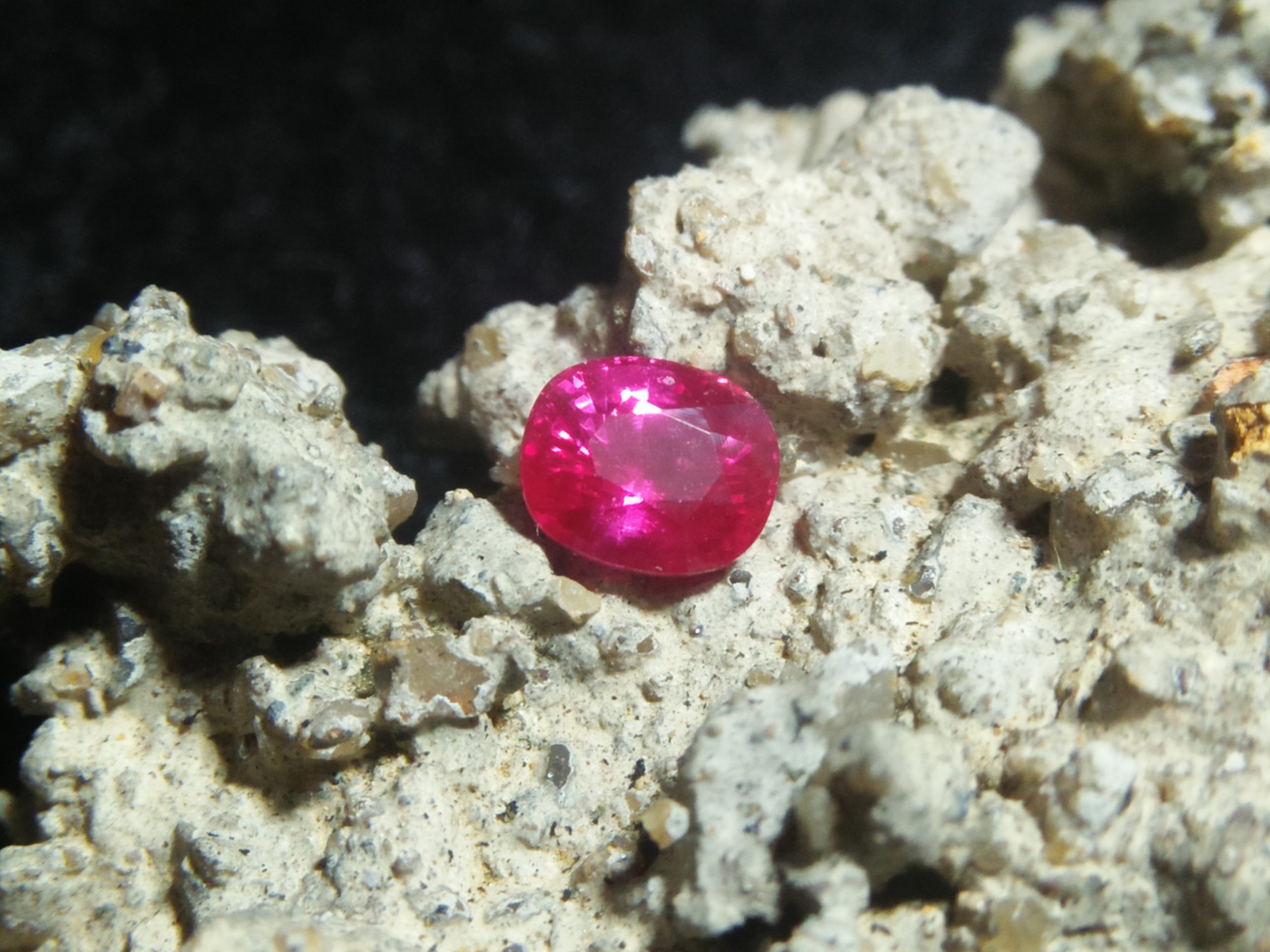 Ceylon Pink Sapphire Colour : Hot Pink Shape : Cushion Weight : 0.45 Cts Dimension : 4.6 x 4.0 x 2.9 mm Treatment : Heated Clarity : VS • CSL - Colored Stone Laboratory Certified ( GIA Alumina Association Member ) • CSL Memo No : 56F77176C34C 粉紅的藍寶石 重量 : 0.45 卡拉 尺寸 : 4.6 x 4.0 x 2.9 mm 颜色 : 粉红色 透明 : 好透明 形状 : 垫形 治療 : 加熱 清晰度 : VS