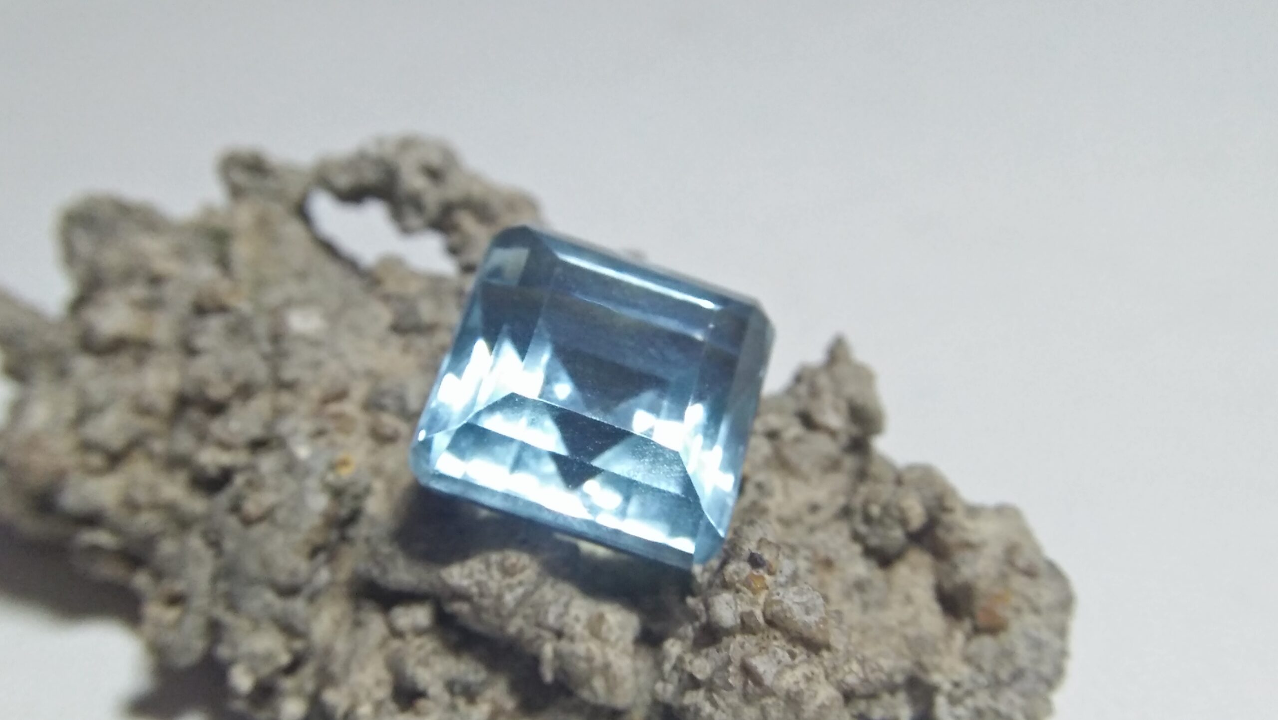 Natural Blue Topaz Colour : Light Blue Shape : Octagon Weight : 17.17 Dimension : 14.5 x 14.5 x 11.1 mm Treatment : None Clarity : Very Clean • CSL - Colored Stone Laboratory Certified ( GIA Alumina Association Member ) • CSL Memo No : 35A3BDDA4770