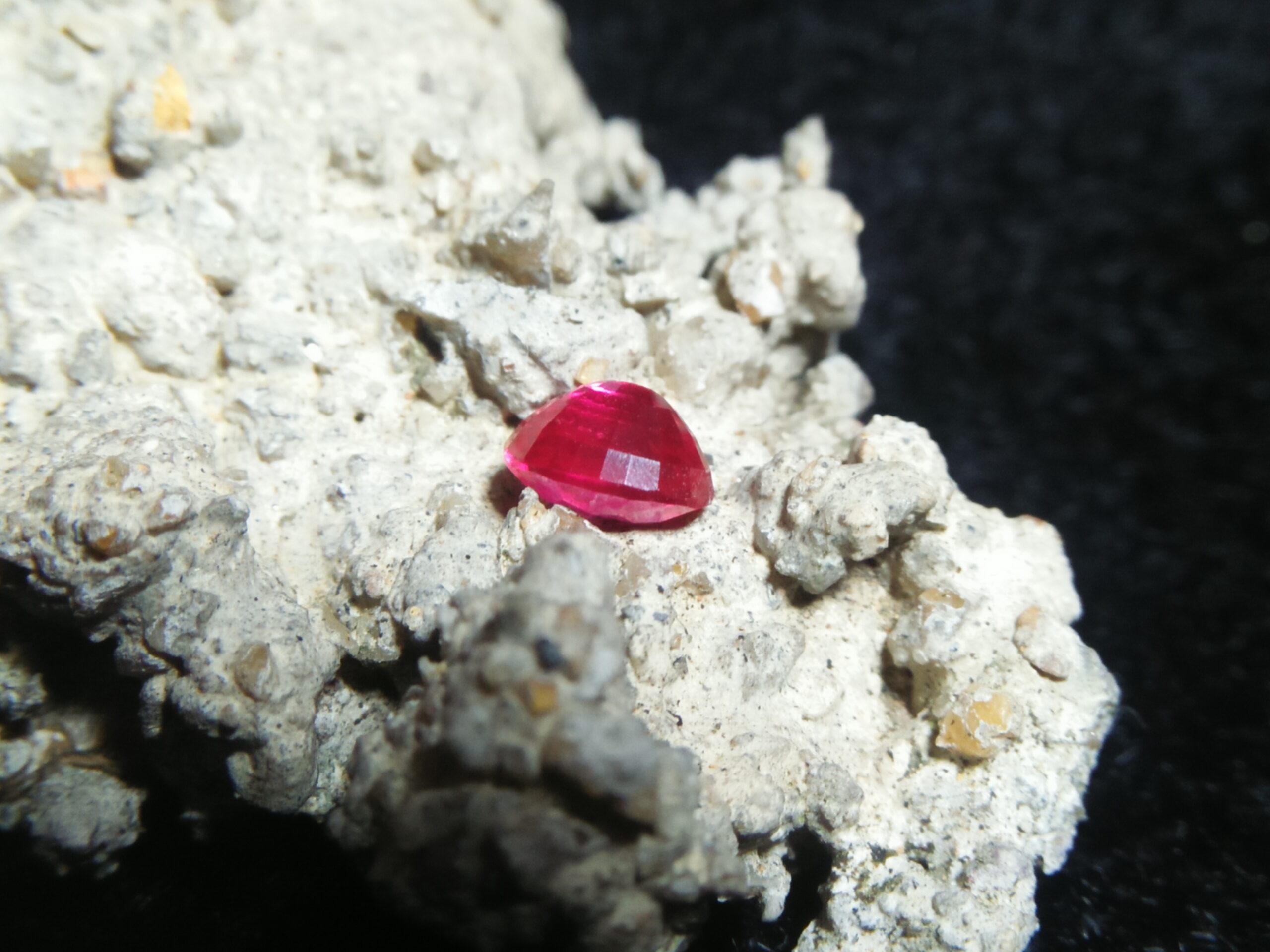 Ceylon Hot Pink Sapphire  Colour : Hot Pink Shape : oval Weight : 0.53Cts Dimension : 4.9 x 4.0 x 3.0 mm Treatment : Heated Clarity : VVS • CSL - Colored Stone Laboratory Certified ( GIA Alumina Association Member ) • CSL Memo No : 8875B11FOCE2 粉紅的藍寶石 重量 : 0.53 卡拉 尺寸 : 4.9 x 4.0 x 3.0 mm 颜色 : 粉红色 透明 : 好透明 形状 : 椭圆形 治療 : 加熱 清晰度 : VVS