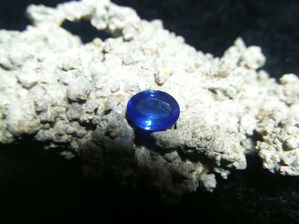 NATURAL BLUE SAPPHIRE Vivid Blue "Royal Blue" Colour : Vivid Blue "Royal Blue" Shape : Oval Weight : 1.10 CTS Dimension : 7.0 x 5.4 x 3.3 mm Treatment : Heated Clarity : VS • CSL - Colored Stone Laboratory Certified ( GIA Alumni Association Member ) • CSL Memo No : 8249588754F1 蓝宝石 （ 皇家藍 ） 重量 : 1.10卡拉   尺寸 : 7.0 x 5.4 x 3.3 mm 颜色 : 蓝色 （ 皇家藍 ） 透明 : 好透明  形状 : 椭圆形 治療：加热 清晰度 : VS