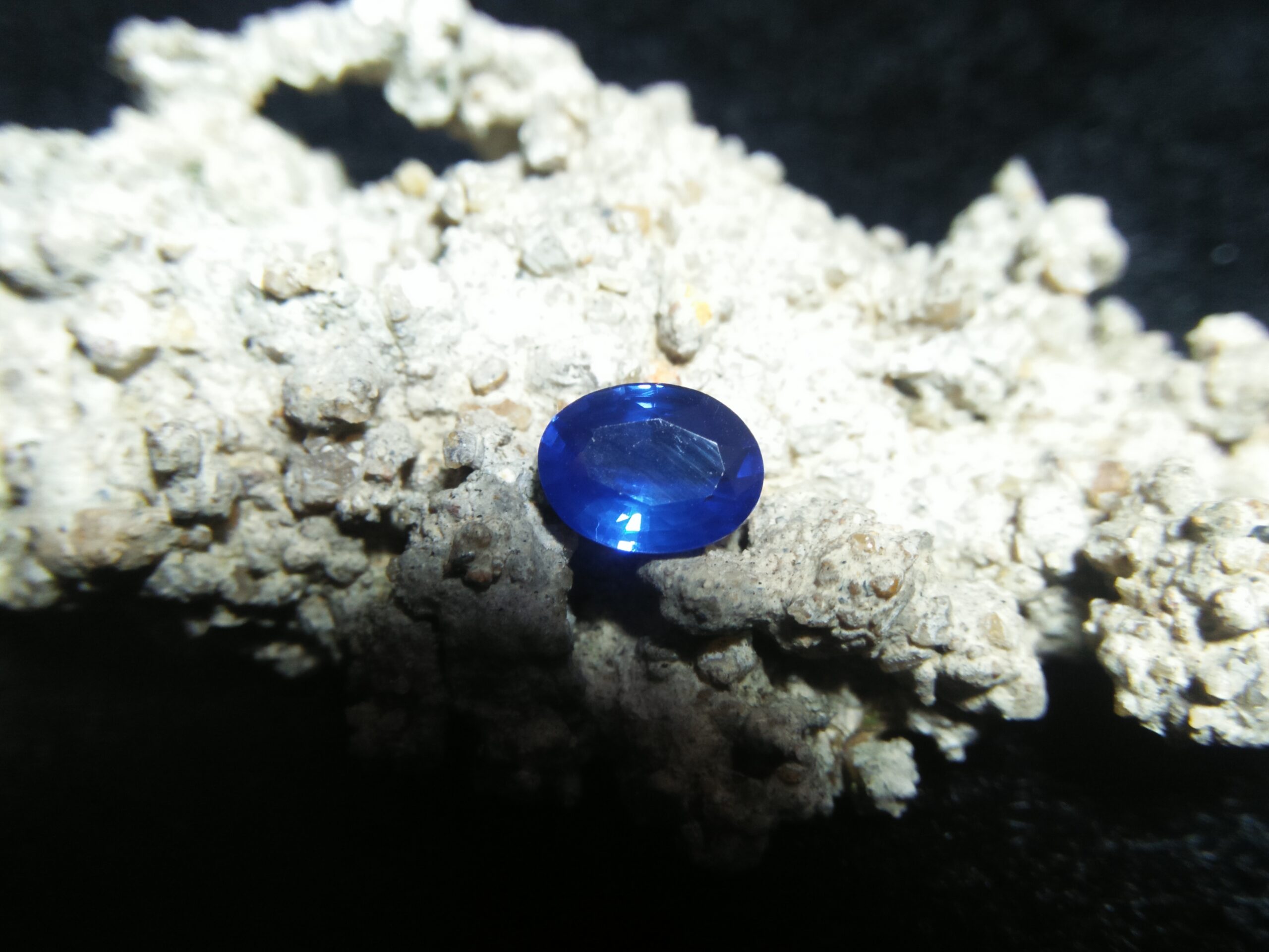 NATURAL BLUE SAPPHIRE Vivid Blue "Royal Blue" Colour : Vivid Blue "Royal Blue" Shape : Oval Weight : 1.10 CTS Dimension : 7.0 x 5.4 x 3.3 mm Treatment : Heated Clarity : VS • CSL - Colored Stone Laboratory Certified ( GIA Alumina Association Member ) • CSL Memo No : 8249588754F1 蓝宝石 （ 皇家藍 ） 重量 : 1.10卡拉   尺寸 : 7.0 x 5.4 x 3.3 mm 颜色 : 蓝色 （ 皇家藍 ） 透明 : 好透明  形状 : 椭圆形 治療：加热 清晰度 : VS