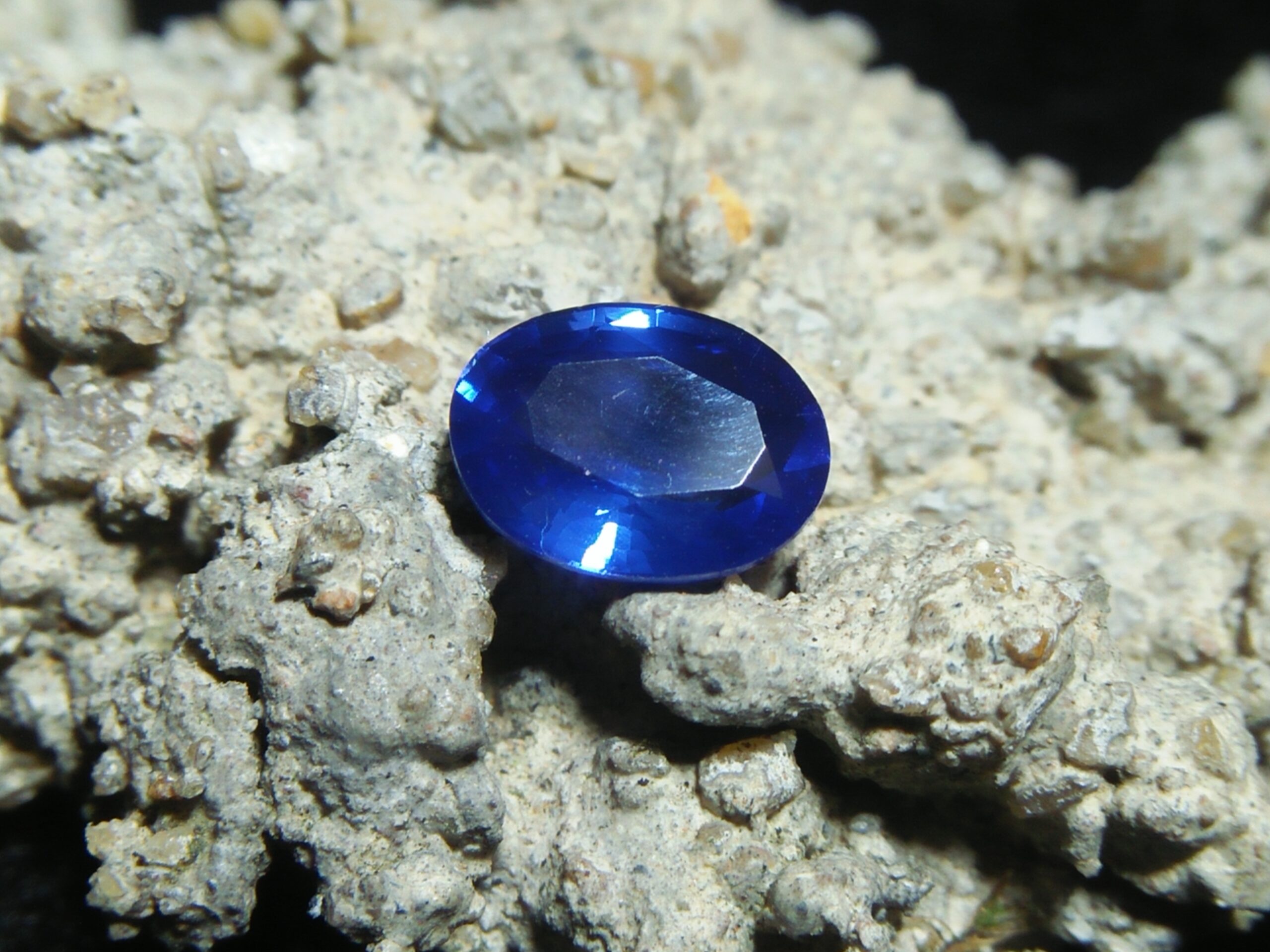 NATURAL BLUE SAPPHIRE Vivid Blue "Royal Blue" Colour : Vivid Blue "Royal Blue" Shape : Oval Weight : 1.10 CTS Dimension : 7.0 x 5.4 x 3.3 mm Treatment : Heated Clarity : VS • CSL - Colored Stone Laboratory Certified ( GIA Alumina Association Member ) • CSL Memo No : 8249588754F1 蓝宝石 （ 皇家藍 ） 重量 : 1.10卡拉   尺寸 : 7.0 x 5.4 x 3.3 mm 颜色 : 蓝色 （ 皇家藍 ） 透明 : 好透明  形状 : 椭圆形 治療：加热 清晰度 : VS