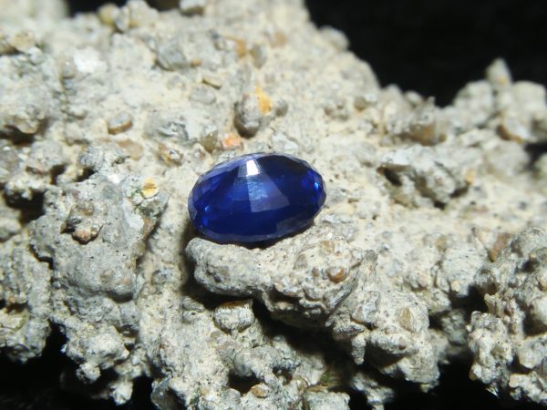 NATURAL BLUE SAPPHIRE Vivid Blue "Royal Blue" Colour : Vivid Blue "Royal Blue" Shape : Oval Weight : 1.10 CTS Dimension : 7.0 x 5.4 x 3.3 mm Treatment : Heated Clarity : VS • CSL - Colored Stone Laboratory Certified ( GIA Alumina Association Member ) • CSL Memo No : 8249588754F1 蓝宝石 （ 皇家藍 ） 重量 : 1.10卡拉   尺寸 : 7.0 x 5.4 x 3.3 mm 颜色 : 蓝色 （ 皇家藍 ） 透明 : 好透明  形状 : 椭圆形 治療：加热 清晰度 : VS