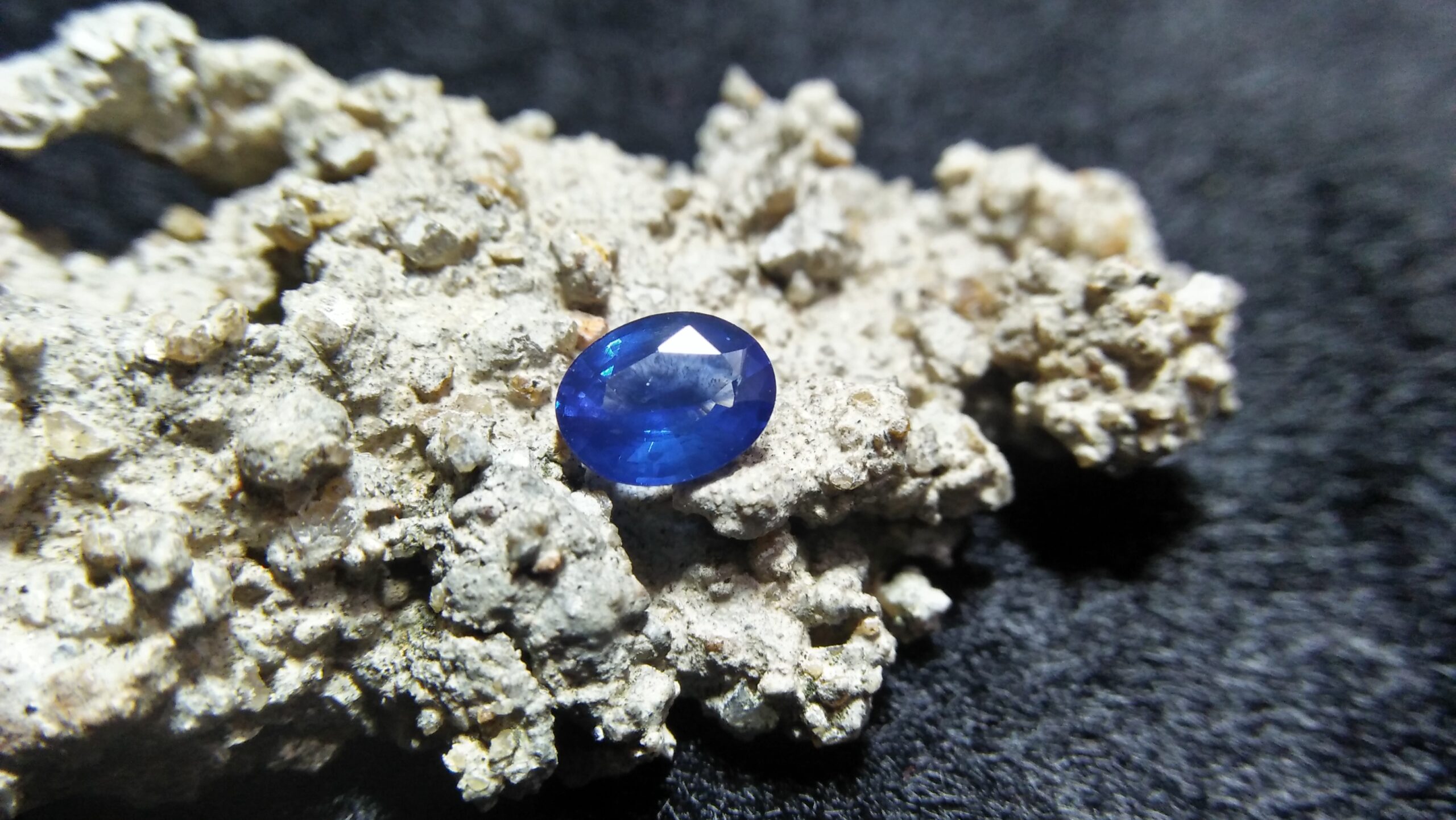 NATURAL BLUE SAPPHIRE "Cornflower Blue" Colour : Blue "Cornflower Blue" Shape : Oval Weight : 0.94 CTS Dimension : 6.0 x 5.0 x 3.5 mm Treatment : Heated Clarity : SI • CSL - Colored Stone Laboratory Certified ( GIA Alumina Association Member ) CSL Memo No : 7B1CB96500E7 蓝宝石 （ 矢車菊 ） 重量 : 0.94卡拉 尺寸 : 6.0 x 5.0 x 3.5 mm 颜色 : 蓝色 （矢車菊 ) 透明 : 好透明   形状 : 椭圆形 治療：加热 清晰度 : SI