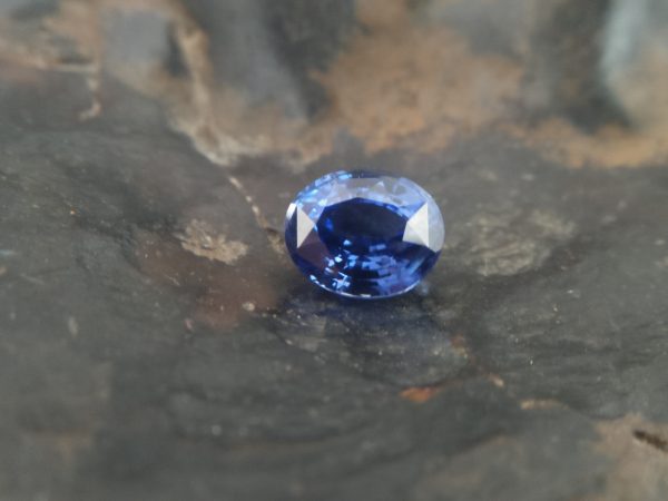 NATURAL BLUE SAPPHIRE "Cornflower Blue" Colour : Blue "Cornflower Blue" Shape : Oval Weight : 0.94 CTS Dimension : 6.0 x 5.0 x 3.5 mm Treatment : Heated Clarity : SI • CSL - Colored Stone Laboratory Certified ( GIA Alumina Association Member ) CSL Memo No : 7B1CB96500E7 蓝宝石 （ 矢車菊 ） 重量 : 0.94卡拉 尺寸 : 6.0 x 5.0 x 3.5 mm 颜色 : 蓝色 （矢車菊 ) 透明 : 好透明   形状 : 椭圆形 治療：加热 清晰度 : SI