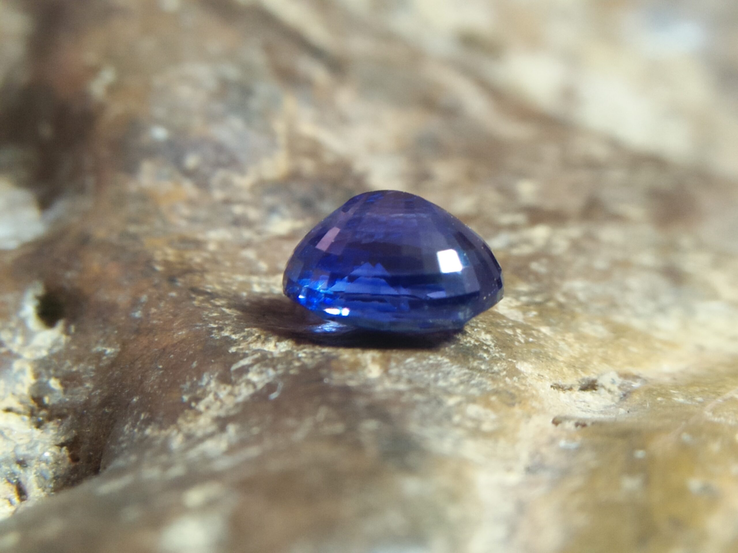 NATURAL BLUE SAPPHIRE "Cornflower Blue" Colour : Blue "Cornflower Blue" Shape : Oval Weight : 0.94 CTS Dimension : 6.0 x 5.0 x 3.5 mm Treatment : Heated Clarity : SI • CSL - Colored Stone Laboratory Certified ( GIA Alumina Association Member ) CSL Memo No : 7B1CB96500E7 蓝宝石 （ 矢車菊 ） 重量 : 0.94卡拉 尺寸 : 6.0 x 5.0 x 3.5 mm 颜色 : 蓝色 （矢車菊 ) 透明 : 好透明   形状 : 椭圆形 治療：加热 清晰度 : SI