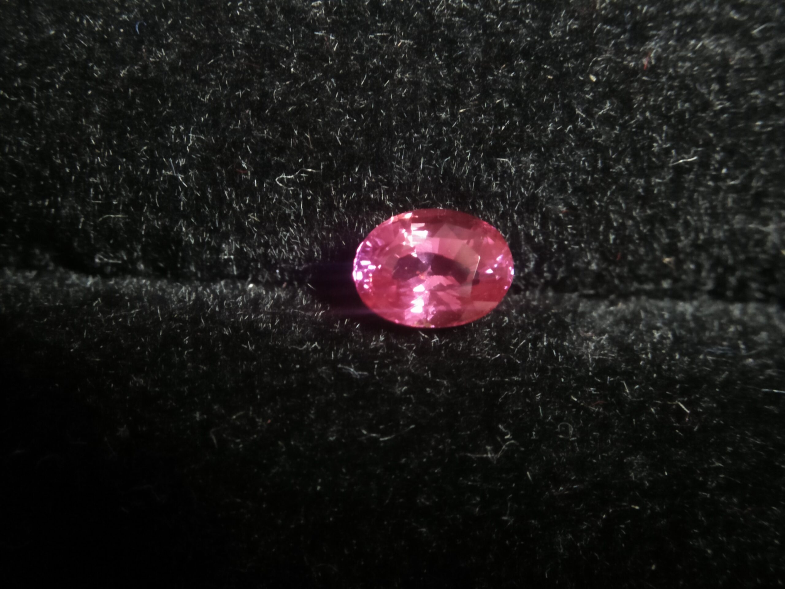 Ceylon Pink Sapphire Colour : Pink Shape : oval Weight : 0.80 Cts Dimension : 5.9 x 4.4 x 3.6 mm Treatment : Heated Clarity : VVS • CSL - Colored Stone Laboratory Certified ( GIA Alumina Association Member ) • CSL Memo No : 643C6CE8B405 粉紅的藍寶石 重量 : 0.80 卡拉 尺寸 : 5.9 x 4.4 x 3.6 m 颜色 : 粉红色 透明 : 好透明 形状 : 椭圆形 治療 : 加熱 清晰度 : VVS