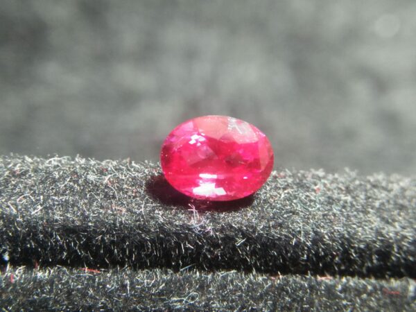 Ceylon Pink Sapphire Colour : Pink Shape : oval Weight : 0.80 Cts Dimension : 5.9 x 4.4 x 3.6 mm Treatment : Heated Clarity : VVS • CSL - Colored Stone Laboratory Certified ( GIA Alumina Association Member ) • CSL Memo No : 643C6CE8B405 粉紅的藍寶石 重量 : 0.80 卡拉 尺寸 : 5.9 x 4.4 x 3.6 m 颜色 : 粉红色 透明 : 好透明 形状 : 椭圆形 治療 : 加熱 清晰度 : VVS