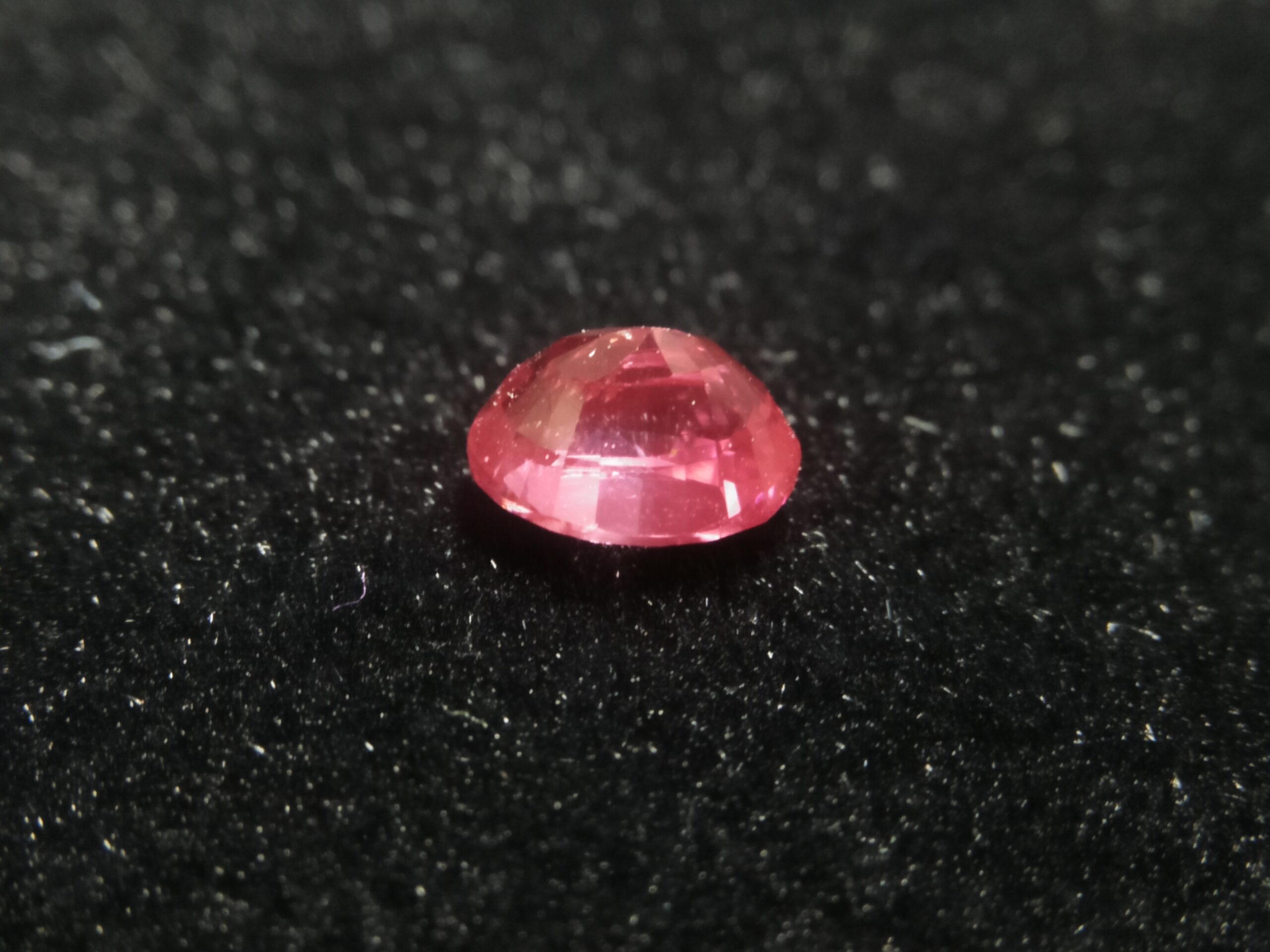 Ceylon Pink Sapphire Colour : Pink Shape : oval Weight : 0.80 Cts Dimension : 5.9 x 4.4 x 3.6 mm Treatment : Heated Clarity : VVS • CSL - Colored Stone Laboratory Certified ( GIA Alumina Association Member ) • CSL Memo No : 643C6CE8B405 粉紅的藍寶石 重量 : 0.80 卡拉 尺寸 : 5.9 x 4.4 x 3.6 m 颜色 : 粉红色 透明 : 好透明 形状 : 椭圆形 治療 : 加熱 清晰度 : VVS