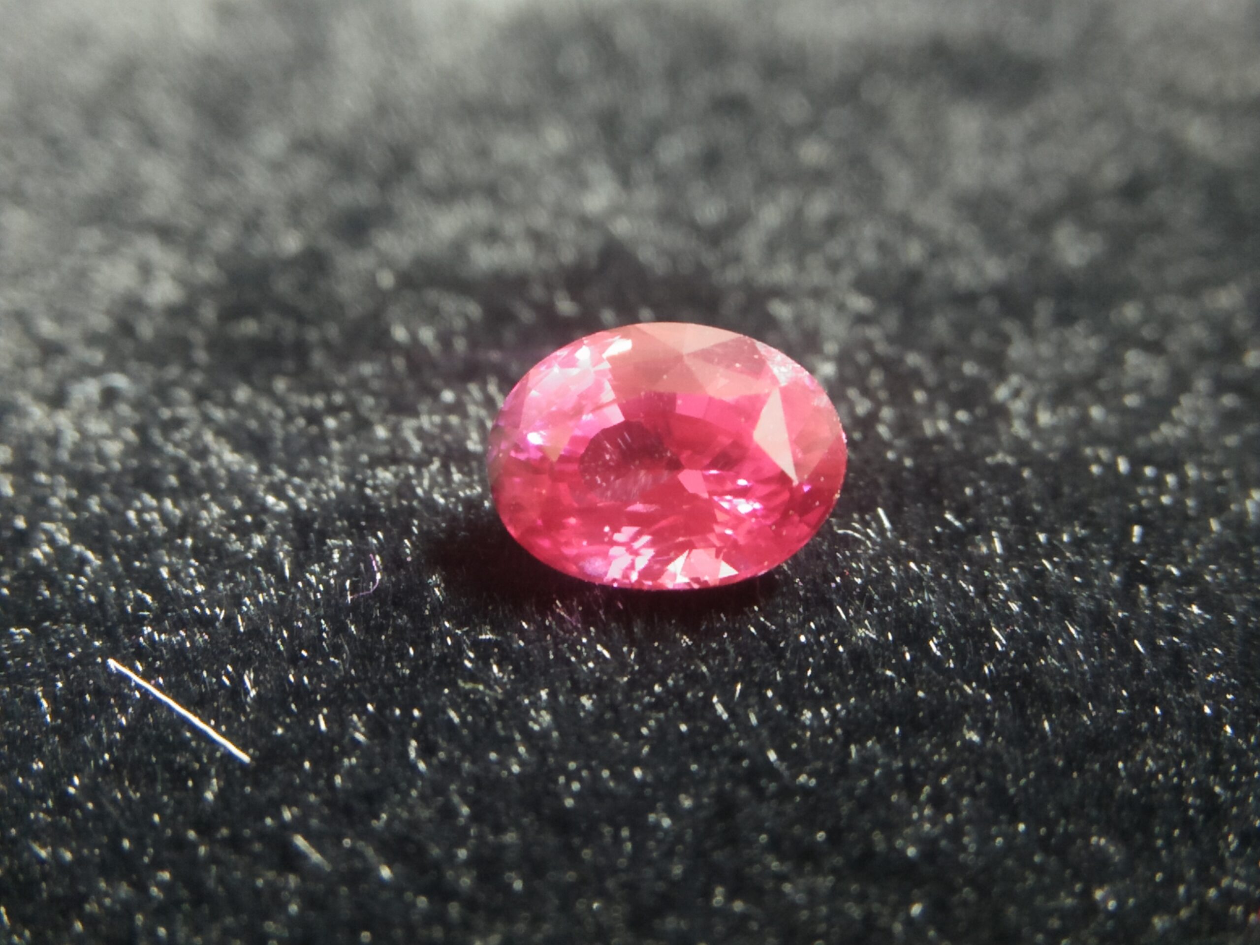 Ceylon Pink Sapphire Colour : Pink Shape : oval Weight : 0.80 Cts Dimension : 5.9 x 4.4 x 3.6 mm Treatment : Heated Clarity : VVS • CSL - Colored Stone Laboratory Certified ( GIA Alumina Association Member ) • CSL Memo No : 643C6CE8B405 粉紅的藍寶石 重量 : 0.80 卡拉 尺寸 : 5.9 x 4.4 x 3.6 m 颜色 : 粉红色 透明 : 好透明 形状 : 椭圆形 治療 : 加熱 清晰度 : VVS