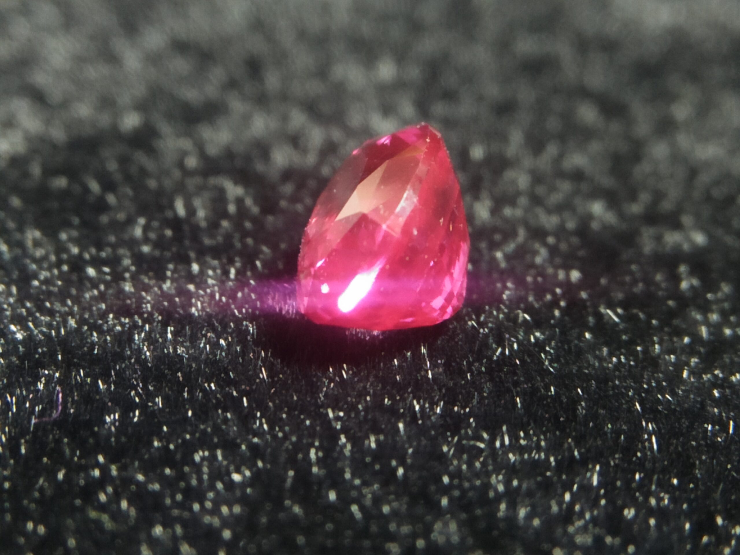 Ceylon Pink Sapphire Colour : Pink Shape : oval Weight : 0.80 Cts Dimension : 5.9 x 4.4 x 3.6 mm Treatment : Heated Clarity : VVS • CSL - Colored Stone Laboratory Certified ( GIA Alumina Association Member ) • CSL Memo No : 643C6CE8B405 粉紅的藍寶石 重量 : 0.80 卡拉 尺寸 : 5.9 x 4.4 x 3.6 m 颜色 : 粉红色 透明 : 好透明 形状 : 椭圆形 治療 : 加熱 清晰度 : VVS