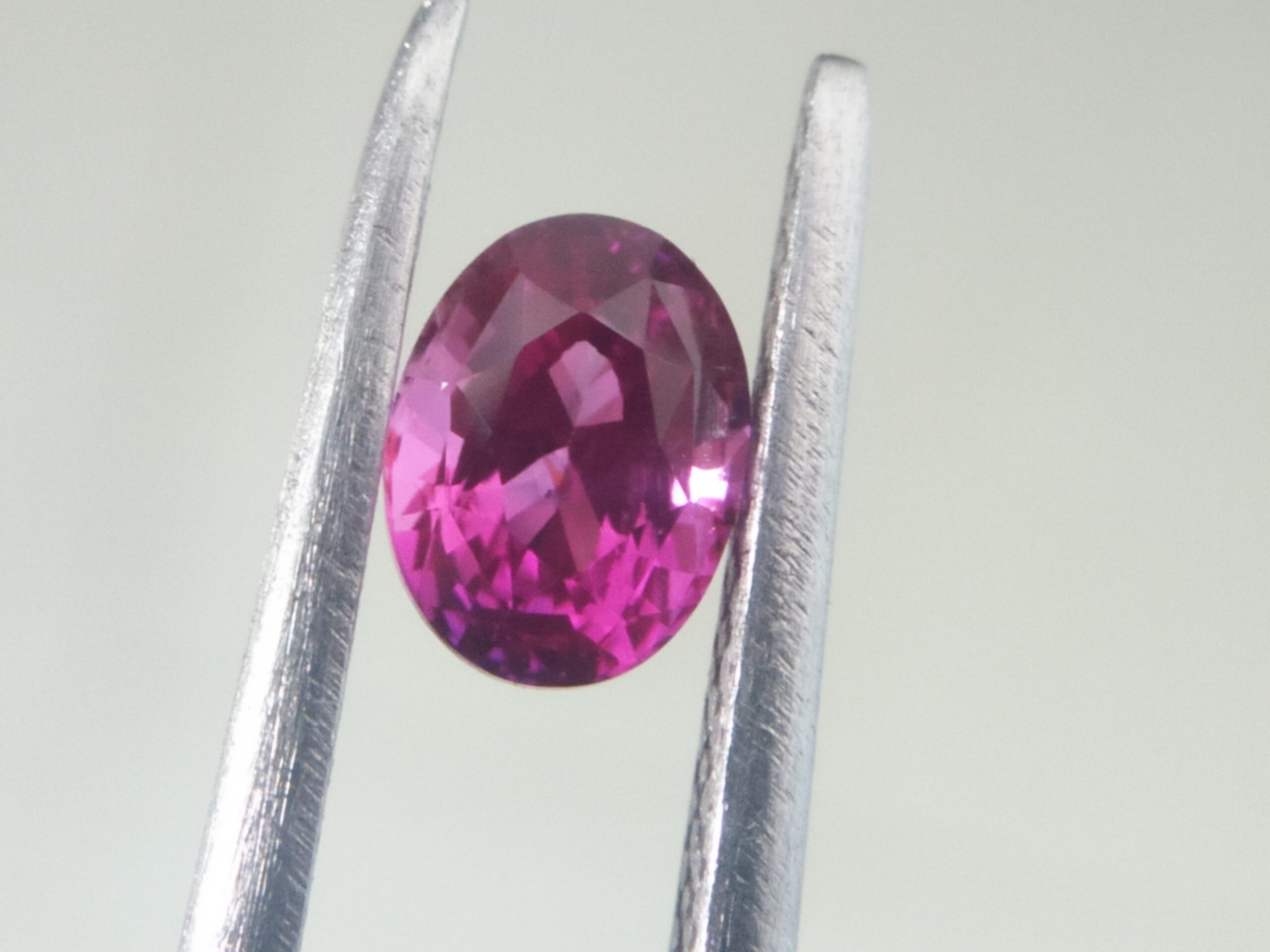 Ceylon Pink Sapphire Colour : Pink Shape : oval Weight : 0.80 Cts Dimension : 5.9 x 4.4 x 3.6 mm Treatment : Heated Clarity : VVS • CSL - Colored Stone Laboratory Certified ( GIA Alumina Association Member ) • CSL Memo No : 643C6CE8B405 粉紅的藍寶石 重量 : 0.80 卡拉 尺寸 : 5.9 x 4.4 x 3.6 m 颜色 : 粉红色 透明 : 好透明 形状 : 椭圆形 治療 : 加熱 清晰度 : VVS