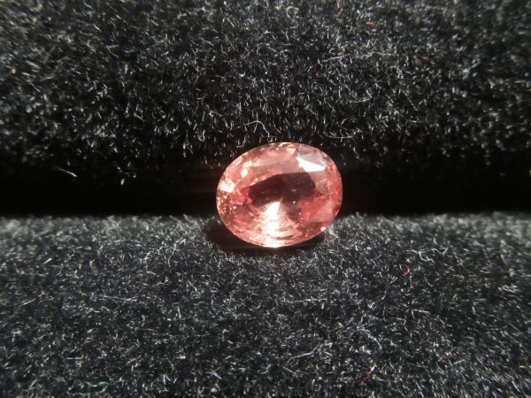 Sunset Colour Natural Padparadscha Sapphire Colour : Brownish Pink with Tiny Red Hue ( one of sunset colour type) Shape : oval Cut : Oval Mix Cut Weight : 1.03 Cts Dimension : 6.53 X 5.38 X 3.34 mm Treatment : Unheated Clarity : SI • CGL - Ceylon Gem Lab Report No ： 201809115241 帕帕拉恰 重量 : 1.03 卡拉 尺寸 : 6.53 X 5.38 X 3.34 mm 颜色 : 褐色粉红色 透明 : 好透明 形状 : 椭圆形 治療 : 没有加熱 清晰度 : SI