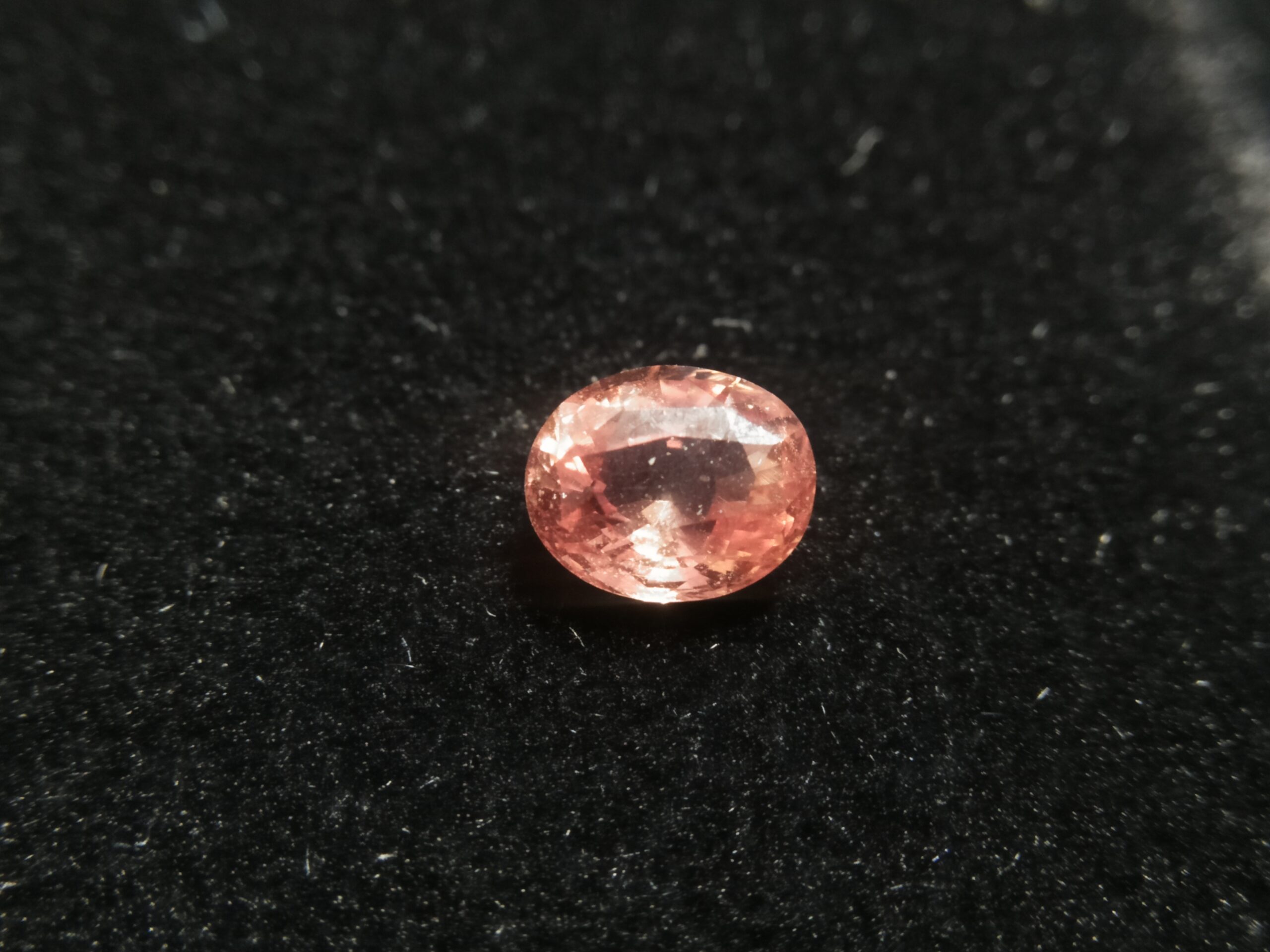 Sunset Colour Natural Padparadscha Sapphire Colour : Brownish Pink with Tiny Red Hue ( one of sunset colour type) Shape : oval Cut : Oval Mix Cut Weight : 1.03 Cts Dimension : 6.53 X 5.38 X 3.34 mm Treatment : Unheated Clarity : SI • CGL - Ceylon Gem Lab Report No ： 201809115241 帕帕拉恰 重量 : 1.03 卡拉 尺寸 : 6.53 X 5.38 X 3.34 mm 颜色 : 褐色粉红色 透明 : 好透明 形状 : 椭圆形 治療 : 没有加熱 清晰度 : SI