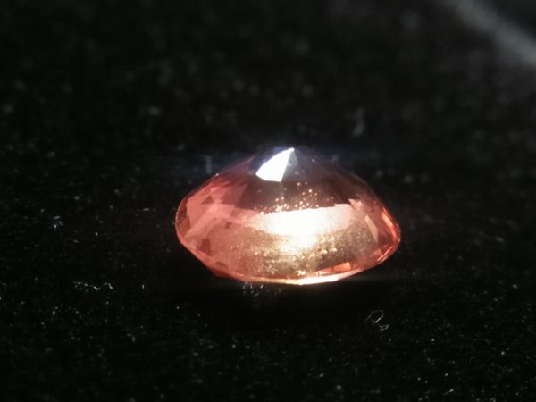 Sunset Colour Natural Padparadscha Sapphire Colour : Brownish Pink with Tiny Red Hue ( one of sunset colour type) Shape : oval Cut : Oval Mix Cut Weight : 1.03 Cts Dimension : 6.53 X 5.38 X 3.34 mm Treatment : Unheated Clarity : SI • CGL - Ceylon Gem Lab Report No ： 201809115241 帕帕拉恰 重量 : 1.03 卡拉 尺寸 : 6.53 X 5.38 X 3.34 mm 颜色 : 褐色粉红色 透明 : 好透明 形状 : 椭圆形 治療 : 没有加熱 清晰度 : SI