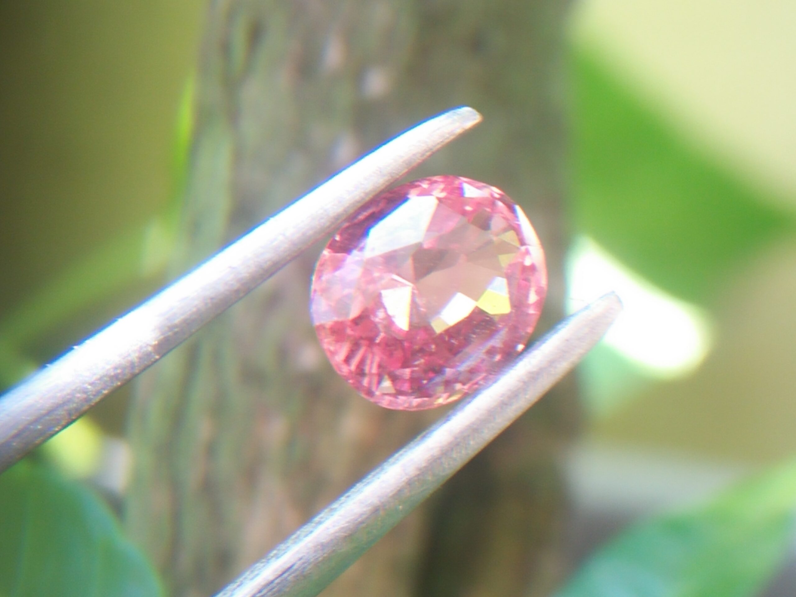 Sunset Colour Natural Padparadscha Sapphire Colour : Brownish Pink with Tiny Red Hue ( one of sunset colour type) Shape : oval Cut : Oval Mix Cut Weight : 1.03 Cts Dimension : 6.53 X 5.38 X 3.34 mm Treatment : Unheated Clarity : SI • CGL - Ceylon Gem Lab Report No ： 201809115241 帕帕拉恰 重量 : 1.03 卡拉 尺寸 : 6.53 X 5.38 X 3.34 mm 颜色 : 褐色粉红色 透明 : 好透明 形状 : 椭圆形 治療 : 没有加熱 清晰度 : SI