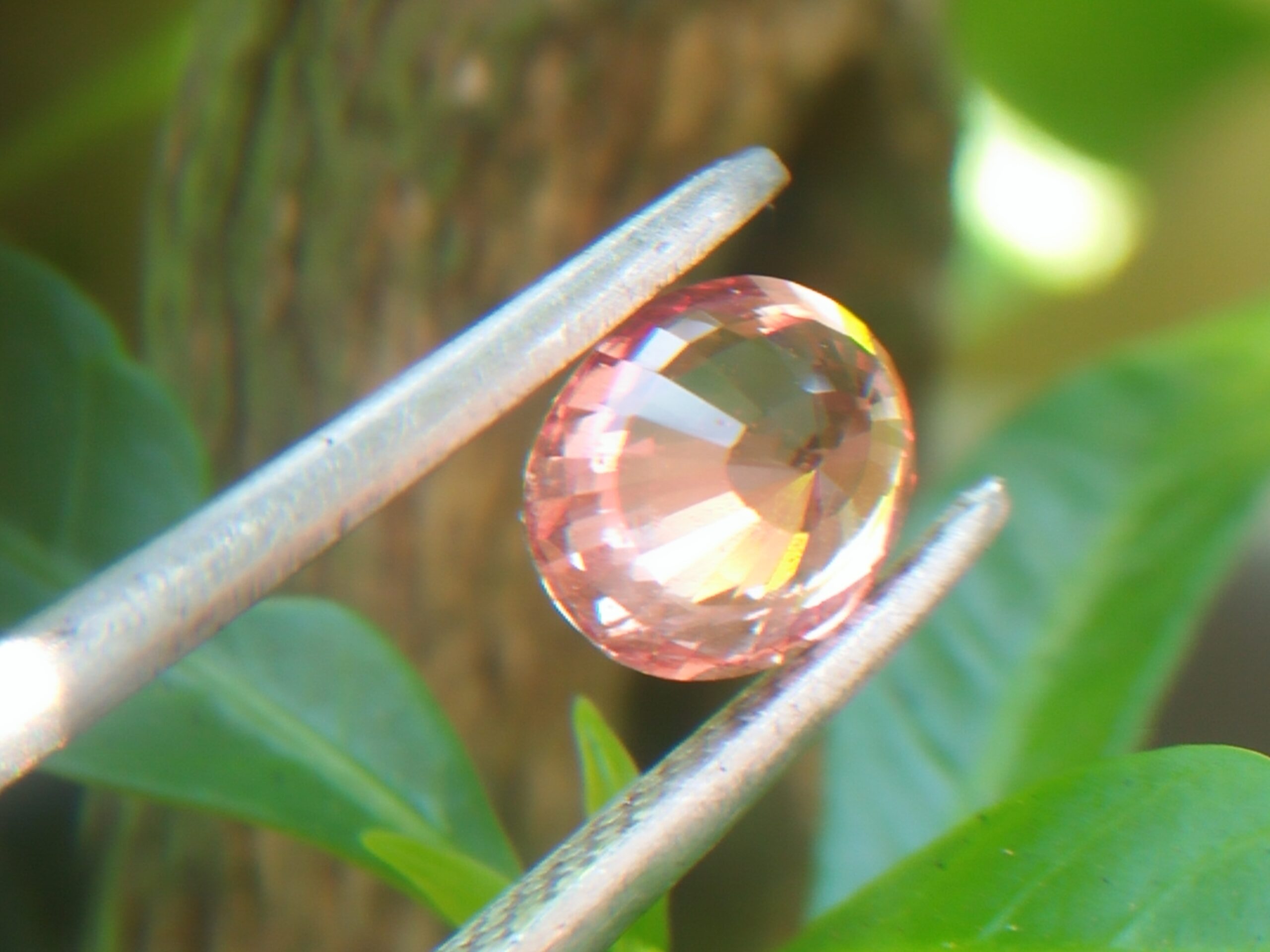 Sunset Colour Natural Padparadscha Sapphire Colour : Brownish Pink with Tiny Red Hue ( one of sunset colour type) Shape : oval Cut : Oval Mix Cut Weight : 1.03 Cts Dimension : 6.53 X 5.38 X 3.34 mm Treatment : Unheated Clarity : SI • CGL - Ceylon Gem Lab Report No ： 201809115241 帕帕拉恰 重量 : 1.03 卡拉 尺寸 : 6.53 X 5.38 X 3.34 mm 颜色 : 褐色粉红色 透明 : 好透明 形状 : 椭圆形 治療 : 没有加熱 清晰度 : SI