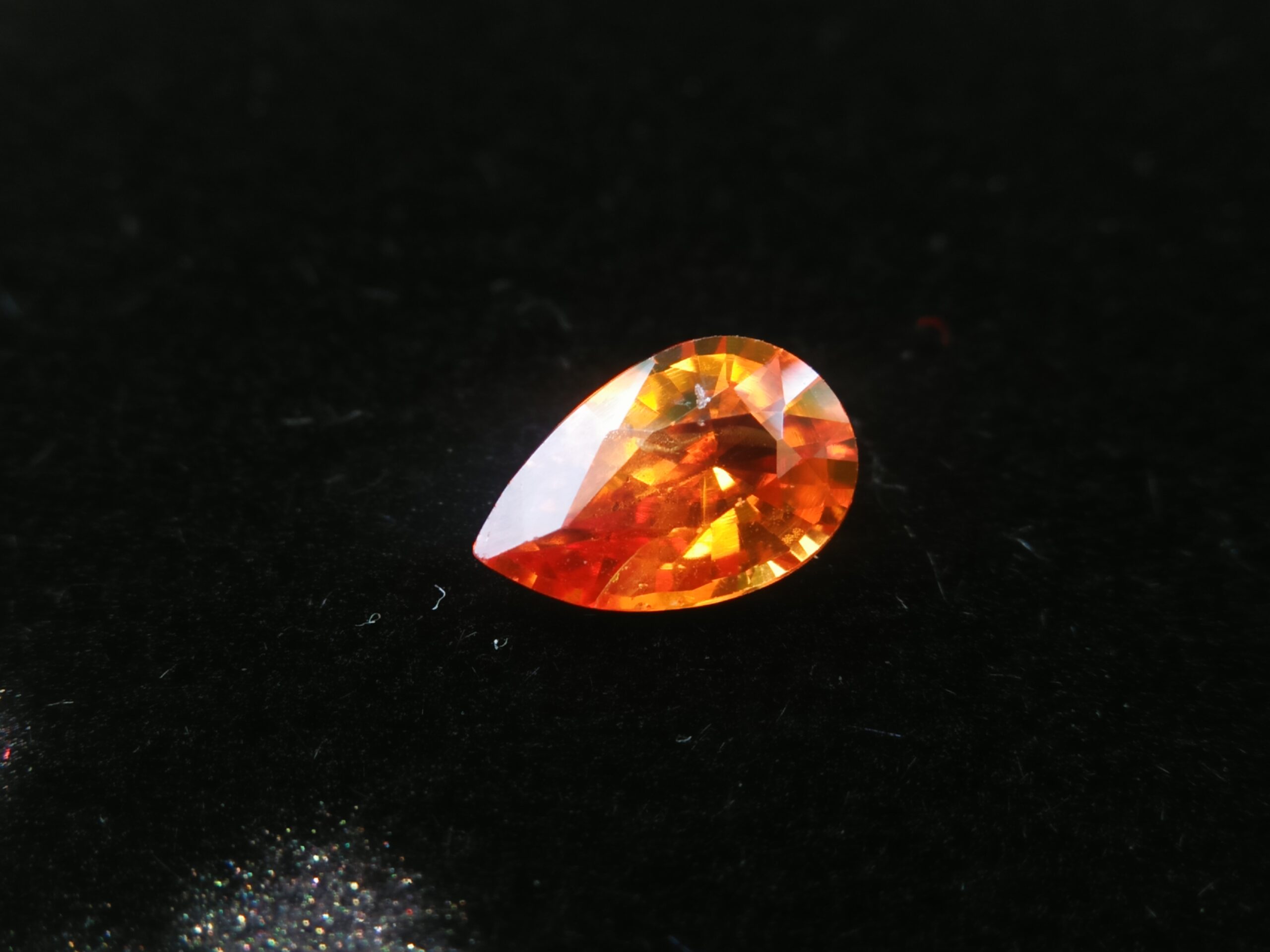 Ceylon Orange Sapphire Colour : Orange Shape : Pear Weight : 0.64 Cts Dimension : 6.8 x 4.4 x 2.8 mm Treatment : Heated Clarity : SI • CSL - Colored Stone Laboratory Certified ( GIA Alumina Association Member ) • CSL Memo No : 3B607159BF4A 橙色的藍寶石 重量 : 0.64 卡拉 尺寸 : 6.8 x 4.4 x 2.8 mm 颜色 : 橙色 透明 : 好透明 形状 : 梨形 治療 : 加熱 清晰度 : SI