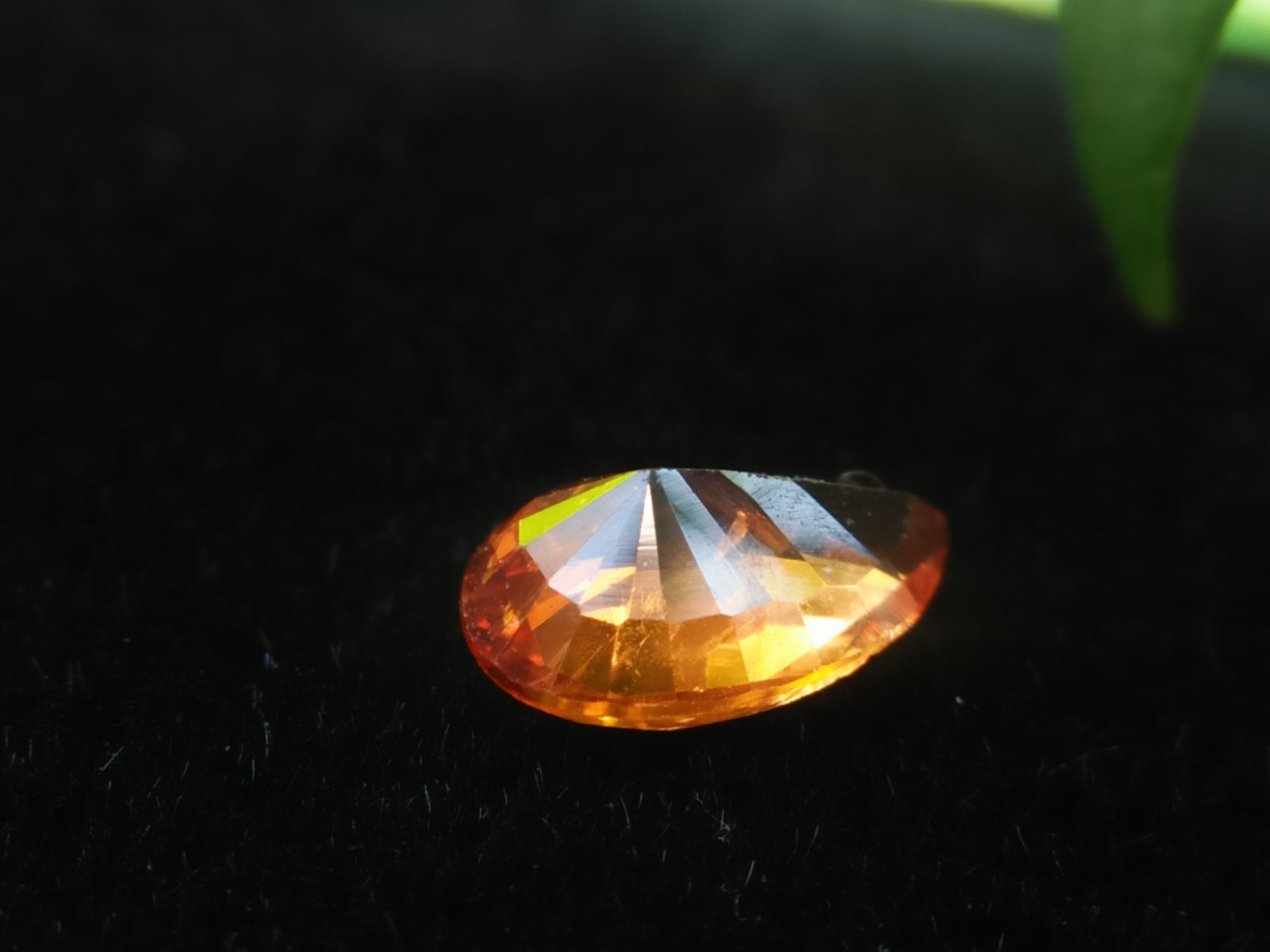 Ceylon Orange Sapphire Colour : Orange Shape : Pear Weight : 0.64 Cts Dimension : 6.8 x 4.4 x 2.8 mm Treatment : Heated Clarity : SI • CSL - Colored Stone Laboratory Certified ( GIA Alumina Association Member ) • CSL Memo No : 3B607159BF4A 橙色的藍寶石 重量 : 0.64 卡拉 尺寸 : 6.8 x 4.4 x 2.8 mm 颜色 : 橙色 透明 : 好透明 形状 : 梨形 治療 : 加熱 清晰度 : SI