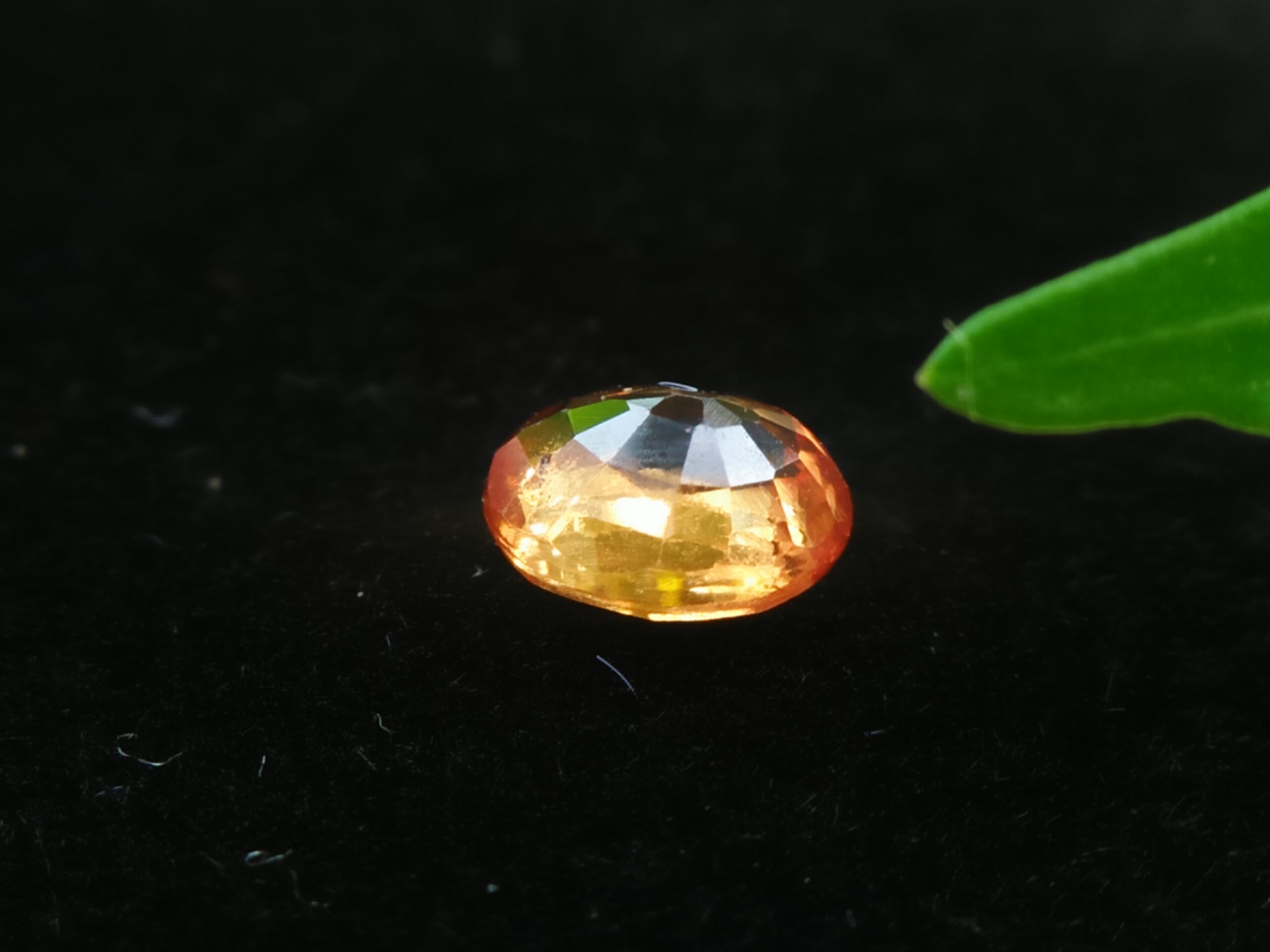 Ceylon Orange Sapphire Colour : Orange Shape : ovel Weight : 0.56 Cts Dimension : 5.1 x 4.2 x 2.8 mm Treatment : Heated Clarity : SI • CSL - Colored Stone Laboratory Certified ( GIA Alumina Association Member ) • CSL Memo No : 6F9E68BBEA22 橙色的藍寶石 重量 : 0.56 卡拉 尺寸 : 5.1 x 4.2 x 2.8 mm 颜色 : 橙色 透明 : 好透明 形状 : 椭圆形 治療 : 加熱 清晰度 : SI