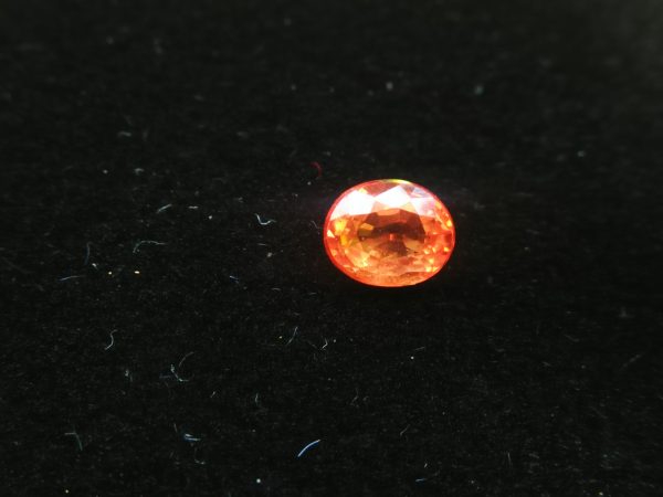 Ceylon Orange Sapphire Colour : Orange Shape : ovel Weight : 0.56 Cts Dimension : 5.1 x 4.2 x 2.8 mm Treatment : Heated Clarity : SI • CSL - Colored Stone Laboratory Certified ( GIA Alumina Association Member ) • CSL Memo No : 6F9E68BBEA22 橙色的藍寶石 重量 : 0.56 卡拉 尺寸 : 5.1 x 4.2 x 2.8 mm 颜色 : 橙色 透明 : 好透明 形状 : 椭圆形 治療 : 加熱 清晰度 : SI