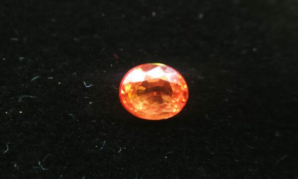 Ceylon Orange Sapphire Colour : Orange Shape : ovel Weight : 0.56 Cts Dimension : 5.1 x 4.2 x 2.8 mm Treatment : Heated Clarity : SI • CSL - Colored Stone Laboratory Certified ( GIA Alumina Association Member ) • CSL Memo No : 6F9E68BBEA22 橙色的藍寶石 重量 : 0.56 卡拉 尺寸 : 5.1 x 4.2 x 2.8 mm 颜色 : 橙色 透明 : 好透明 形状 : 椭圆形 治療 : 加熱 清晰度 : SI