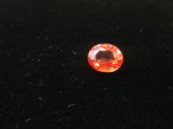Ceylon Orange Sapphire Colour : Orange Shape : ovel Weight : 0.56 Cts Dimension : 5.1 x 4.2 x 2.8 mm Treatment : Heated Clarity : SI • CSL - Colored Stone Laboratory Certified ( GIA Alumina Association Member ) • CSL Memo No : 6F9E68BBEA22 橙色的藍寶石 重量 : 0.56 卡拉 尺寸 : 5.1 x 4.2 x 2.8 mm 颜色 : 橙色 透明 : 好透明 形状 : 椭圆形 治療 : 加熱 清晰度 : SI