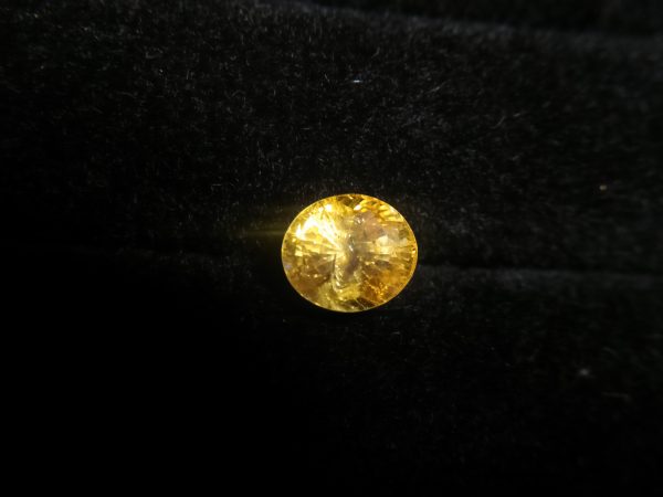 Ceylon Yellow Sapphire Colour : Vivid Yellow Shape : Oval Weight : 1.86Cts Dimension : 7.2 x 6.7 x 4.5 mm Treatment : Heated Clarity : i 黃色的藍寶石 重量 : 1.86 卡拉 尺寸 : 7.2 x 6.7 x 4.5 mm 颜色 : 黄色 透明 : 好透明 形状 : 椭圆形 清晰度 : i 治疗: 加热 • CSL - Colored Stone Laboratory Certified ( GIA Alumina Association Member ) • CSL Memo No : 3D163BFAB78E