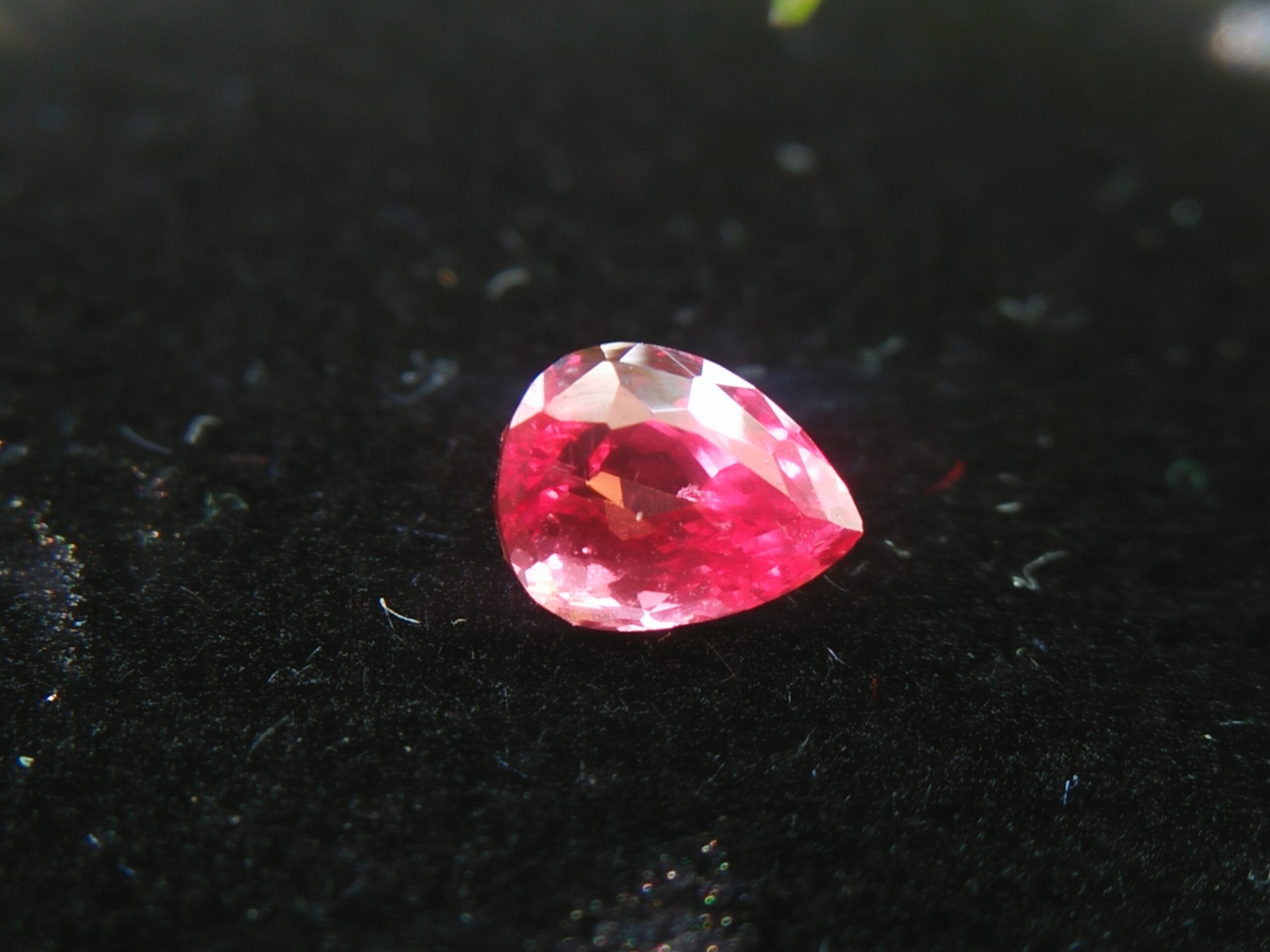 Natural Sunset Ruby/Padpardscha Sapphire Colour : Pinkish Orange Padparadscha Shape : Pear Weight : 0.54cts Dimension : 5.0 x 3.7 x 3.3 mm Treatment : Heated Clarity : SI 黃色的藍寶石 重量 : 0.54 卡拉 尺寸 : 5.0 x 3.7 x 3.3 mm 颜色 : 粉色橙色 透明 : 好透明 形状 : 梨形 清晰度 : SI 治疗： 加热 • CSL - Colored Stone Laboratory Certified ( GIA Alumina Association Member ) • CSL Memo No : 81F7CD06EE49