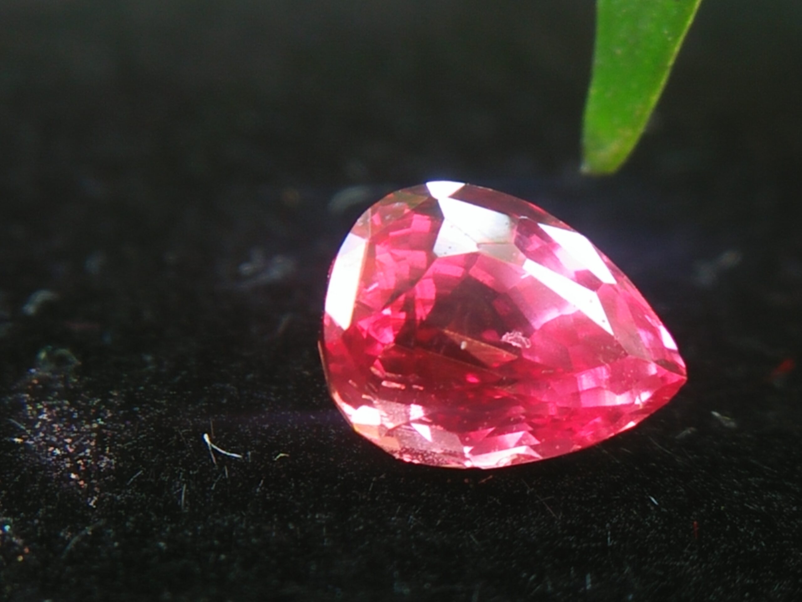 Natural Sunset Ruby/Padpardscha Sapphire Colour : Pinkish Orange Padparadscha Shape : Pear Weight : 0.54cts Dimension : 5.0 x 3.7 x 3.3 mm Treatment : Heated Clarity : SI 黃色的藍寶石 重量 : 0.54 卡拉 尺寸 : 5.0 x 3.7 x 3.3 mm 颜色 : 粉色橙色 透明 : 好透明 形状 : 梨形 清晰度 : SI 治疗： 加热 • CSL - Colored Stone Laboratory Certified ( GIA Alumina Association Member ) • CSL Memo No : 81F7CD06EE49