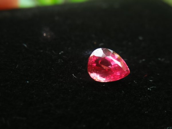 Natural Sunset Ruby/Padpardscha Sapphire Colour : Pinkish Orange Padparadscha Shape : Pear Weight : 0.54cts Dimension : 5.0 x 3.7 x 3.3 mm Treatment : Heated Clarity : SI 黃色的藍寶石 重量 : 0.54 卡拉 尺寸 : 5.0 x 3.7 x 3.3 mm 颜色 : 粉色橙色 透明 : 好透明 形状 : 梨形 清晰度 : SI 治疗： 加热 • CSL - Colored Stone Laboratory Certified ( GIA Alumina Association Member ) • CSL Memo No : 81F7CD06EE49