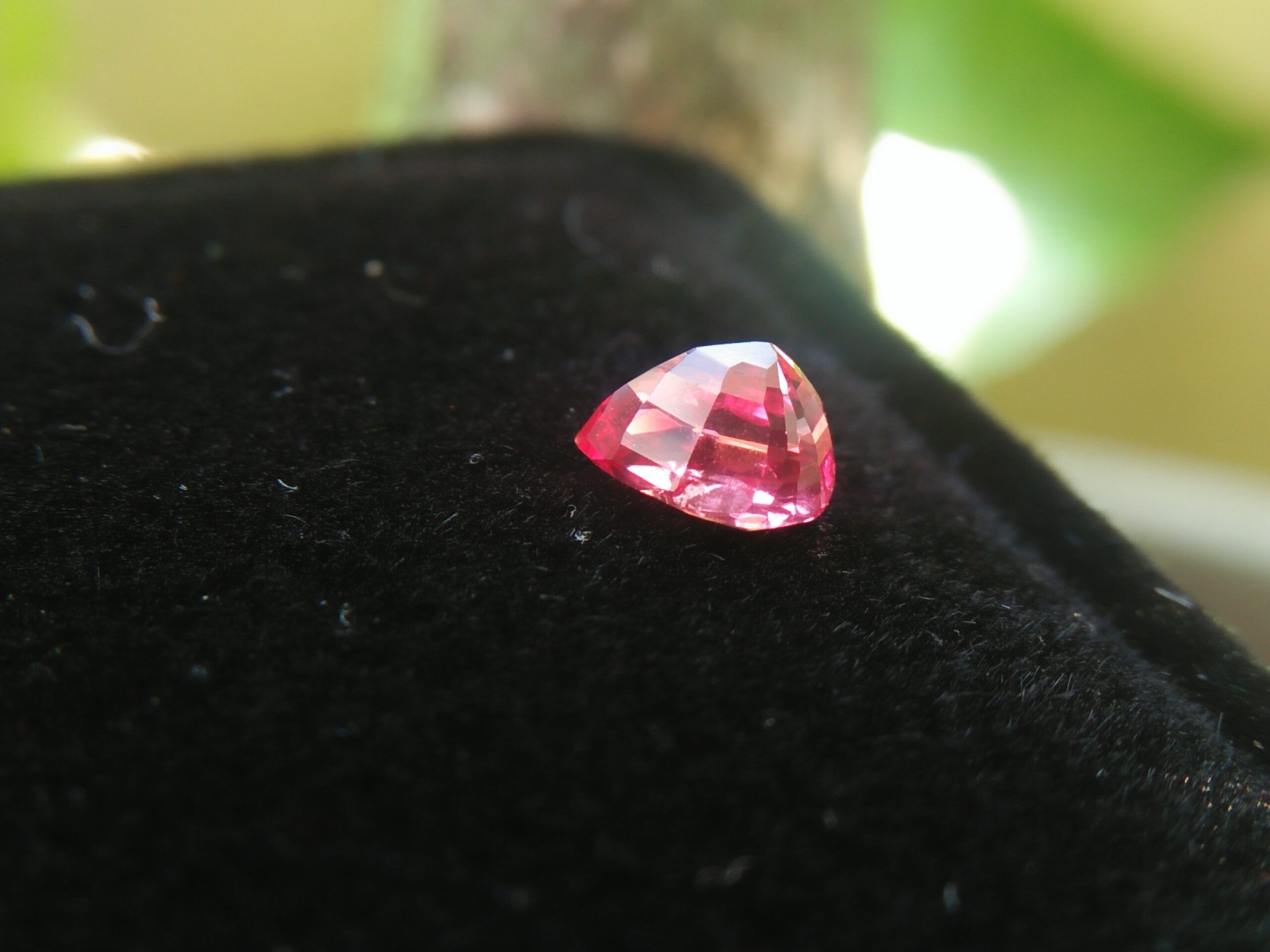 Natural Sunset Ruby/Padpardscha Sapphire Colour : Pinkish Orange Padparadscha Shape : Pear Weight : 0.54cts Dimension : 5.0 x 3.7 x 3.3 mm Treatment : Heated Clarity : SI 黃色的藍寶石 重量 : 0.54 卡拉 尺寸 : 5.0 x 3.7 x 3.3 mm 颜色 : 粉色橙色 透明 : 好透明 形状 : 梨形 清晰度 : SI 治疗： 加热 • CSL - Colored Stone Laboratory Certified ( GIA Alumina Association Member ) • CSL Memo No : 81F7CD06EE49
