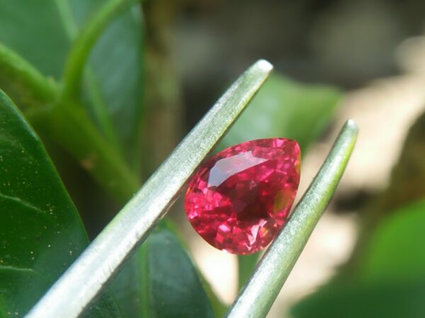 Natural Sunset Ruby/Padpardscha Sapphire Colour : Pinkish Orange Padparadscha Shape : Pear Weight : 0.54cts Dimension : 5.0 x 3.7 x 3.3 mm Treatment : Heated Clarity : SI 黃色的藍寶石 重量 : 0.54 卡拉 尺寸 : 5.0 x 3.7 x 3.3 mm 颜色 : 粉色橙色 透明 : 好透明 形状 : 梨形 清晰度 : SI 治疗： 加热 • CSL - Colored Stone Laboratory Certified ( GIA Alumina Association Member ) • CSL Memo No : 81F7CD06EE49