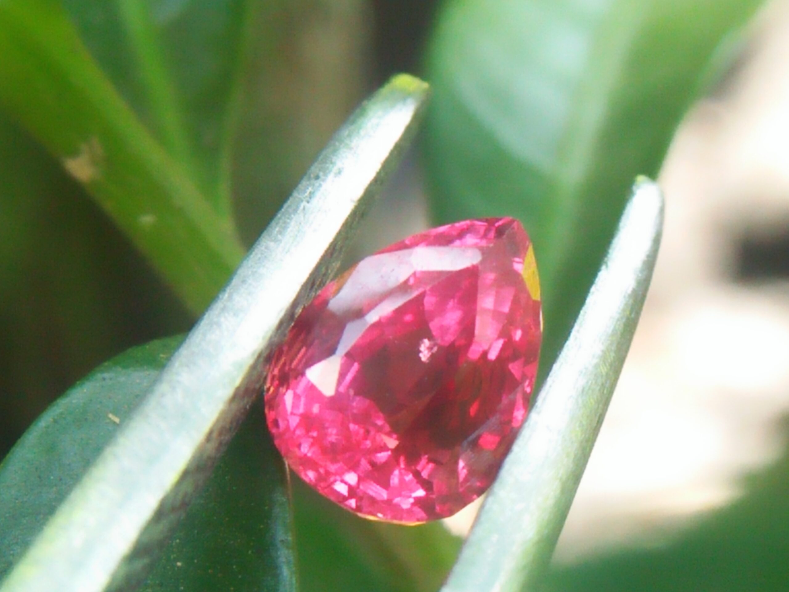 Natural Sunset Ruby/Padpardscha Sapphire Colour : Pinkish Orange Padparadscha Shape : Pear Weight : 0.54cts Dimension : 5.0 x 3.7 x 3.3 mm Treatment : Heated Clarity : SI 黃色的藍寶石 重量 : 0.54 卡拉 尺寸 : 5.0 x 3.7 x 3.3 mm 颜色 : 粉色橙色 透明 : 好透明 形状 : 梨形 清晰度 : SI 治疗： 加热 • CSL - Colored Stone Laboratory Certified ( GIA Alumina Association Member ) • CSL Memo No : 81F7CD06EE49