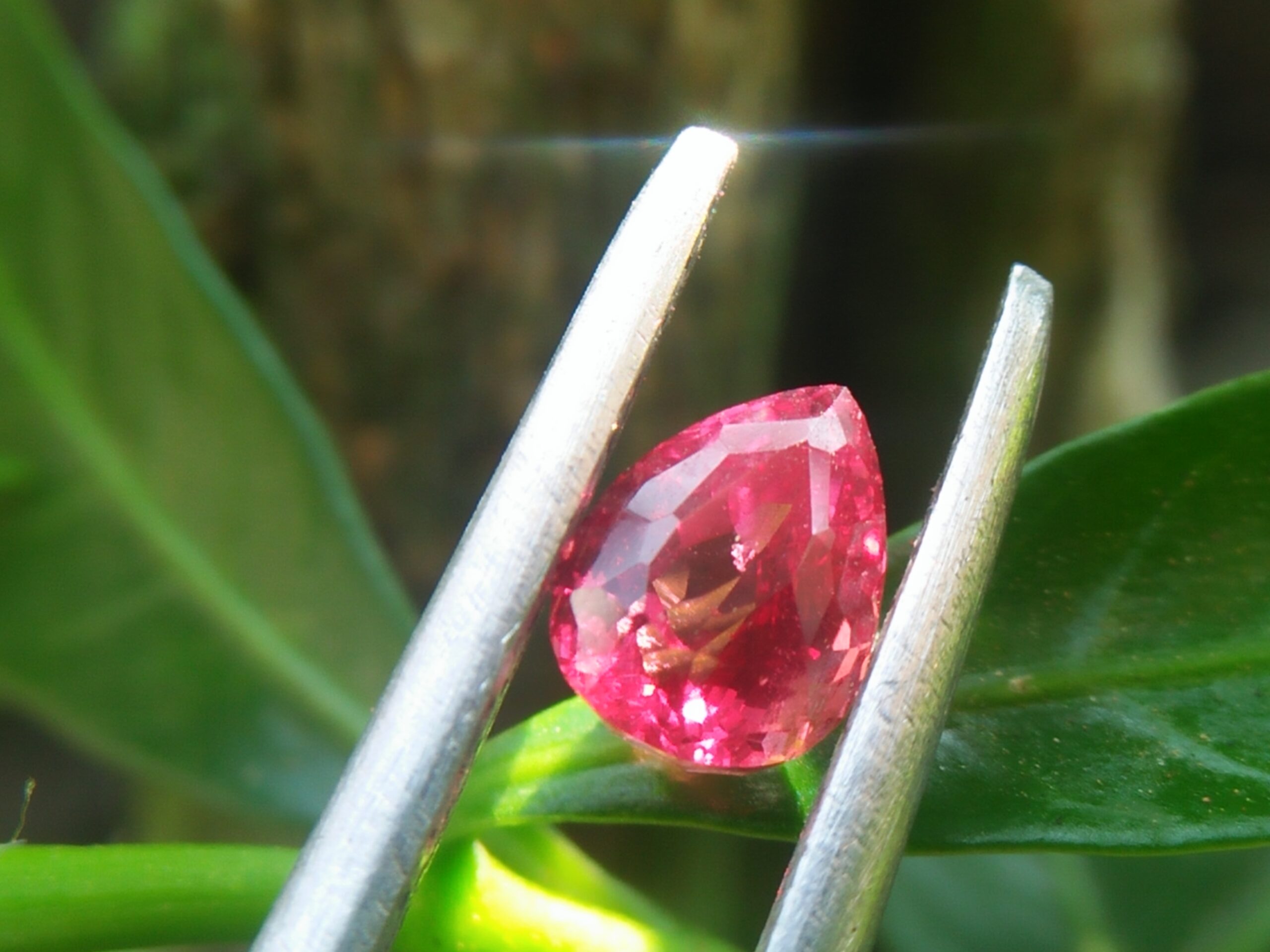 Natural Sunset Ruby/Padpardscha Sapphire Colour : Pinkish Orange Padparadscha Shape : Pear Weight : 0.54cts Dimension : 5.0 x 3.7 x 3.3 mm Treatment : Heated Clarity : SI 黃色的藍寶石 重量 : 0.54 卡拉 尺寸 : 5.0 x 3.7 x 3.3 mm 颜色 : 粉色橙色 透明 : 好透明 形状 : 梨形 清晰度 : SI 治疗： 加热 • CSL - Colored Stone Laboratory Certified ( GIA Alumina Association Member ) • CSL Memo No : 81F7CD06EE49