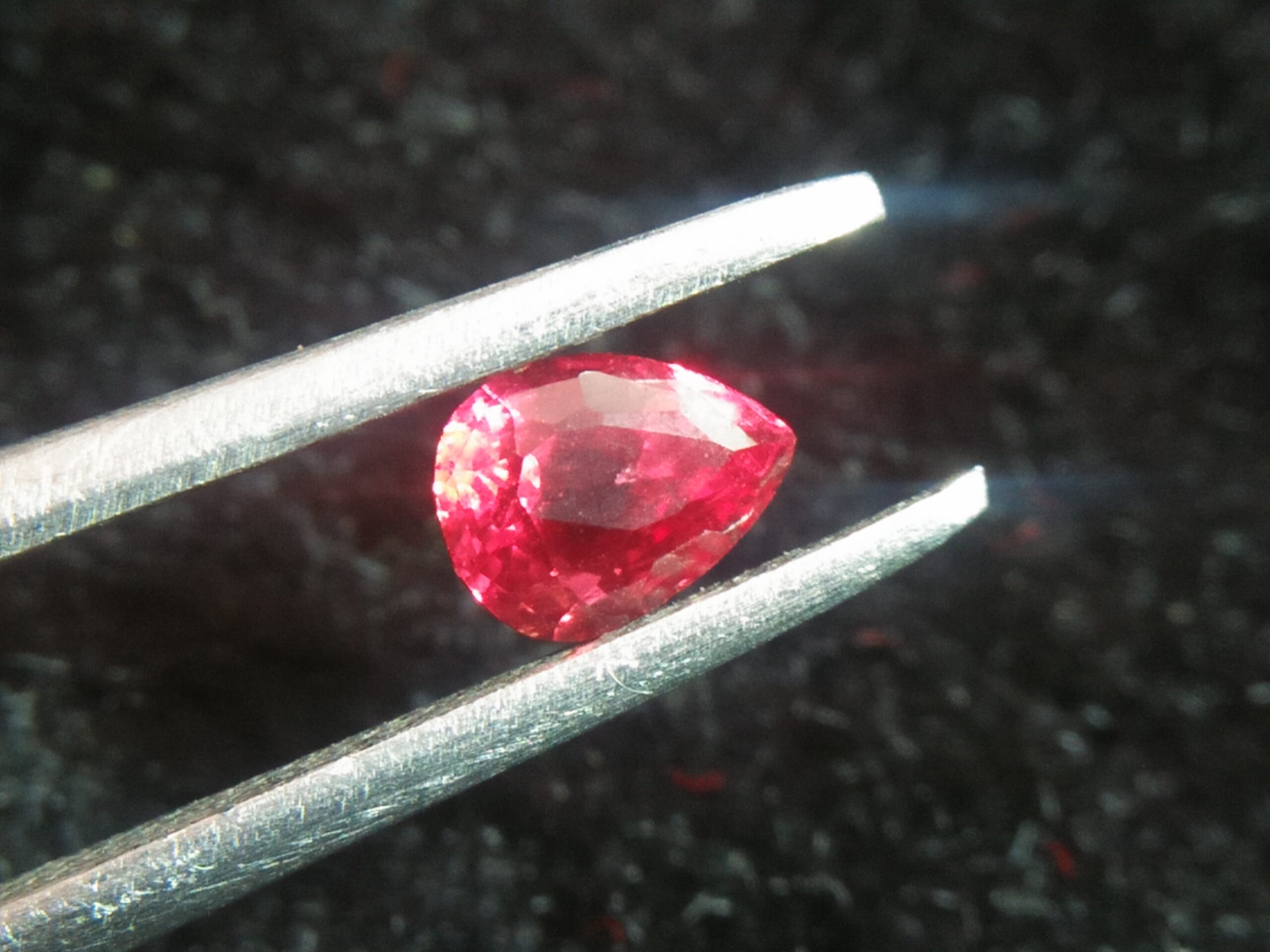 Natural Sunset Ruby/Padpardscha Sapphire Colour : Pinkish Orange Padparadscha Shape : Pear Weight : 0.54cts Dimension : 5.0 x 3.7 x 3.3 mm Treatment : Heated Clarity : SI 黃色的藍寶石 重量 : 0.54 卡拉 尺寸 : 5.0 x 3.7 x 3.3 mm 颜色 : 粉色橙色 透明 : 好透明 形状 : 梨形 清晰度 : SI 治疗： 加热 • CSL - Colored Stone Laboratory Certified ( GIA Alumina Association Member ) • CSL Memo No : 81F7CD06EE49
