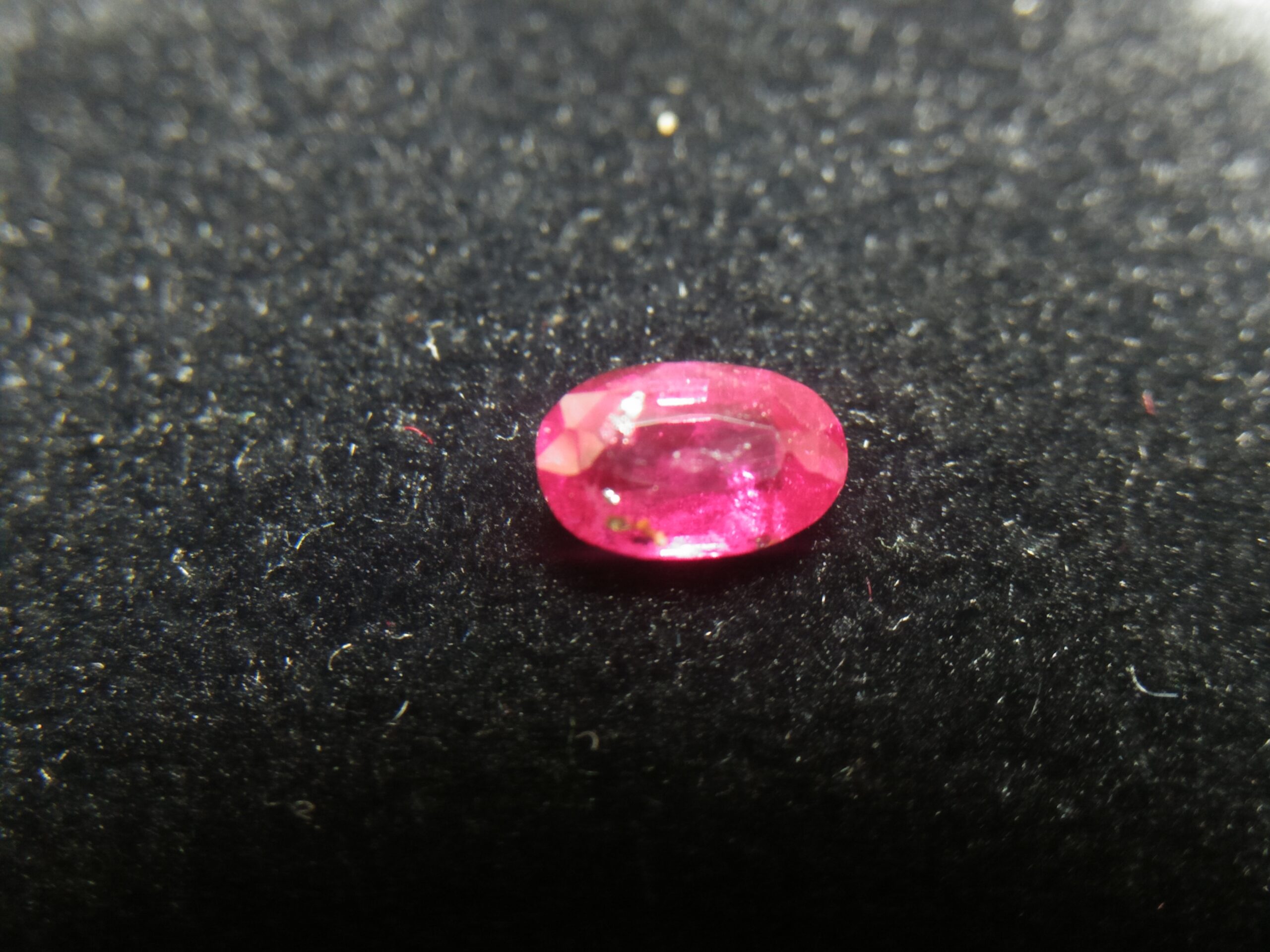Natural Ruby Colour : Pinkish Red Shape : oval Weight : 0.71 Cts Dimension : 6.1 x 3.9 x 3.0 mm Treatment : Unheated Clarity : i • CSL - Colored Stone Laboratory Certified ( GIA Alumina Association Member ) • CSL Memo No : 363008E7CDF8 红宝石 重量 : 0.71 卡拉 尺寸 : 6.1 x 3.9 x 3.0 mm 颜色 : 红色 透明 : 好透明 形状 : 椭圆形 治療 : 没有加熱 清晰度 : i