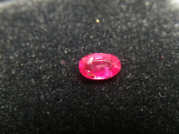Natural Ruby Colour : Pinkish Red Shape : oval Weight : 0.71 Cts Dimension : 6.1 x 3.9 x 3.0 mm Treatment : Unheated Clarity : i • CSL - Colored Stone Laboratory Certified ( GIA Alumina Association Member ) • CSL Memo No : 363008E7CDF8 红宝石 重量 : 0.71 卡拉 尺寸 : 6.1 x 3.9 x 3.0 mm 颜色 : 红色 透明 : 好透明 形状 : 椭圆形 治療 : 没有加熱 清晰度 : i